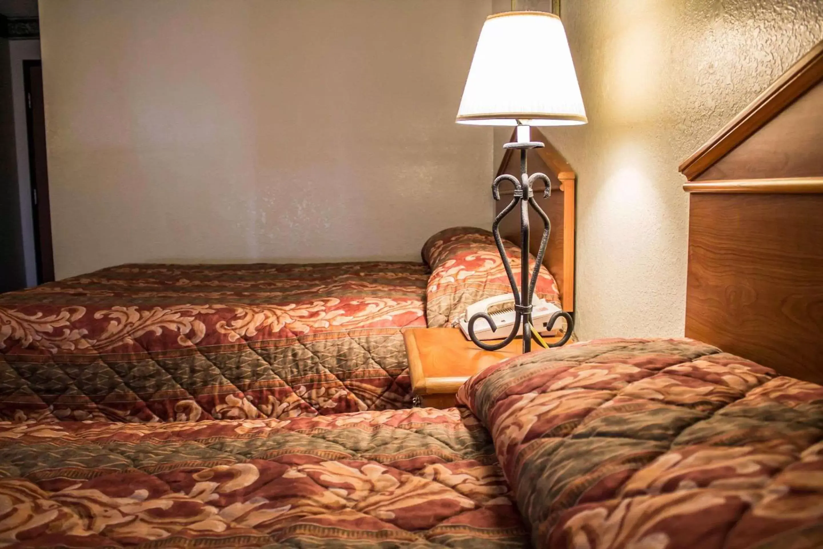 Photo of the whole room, Bed in Econo Lodge Akron