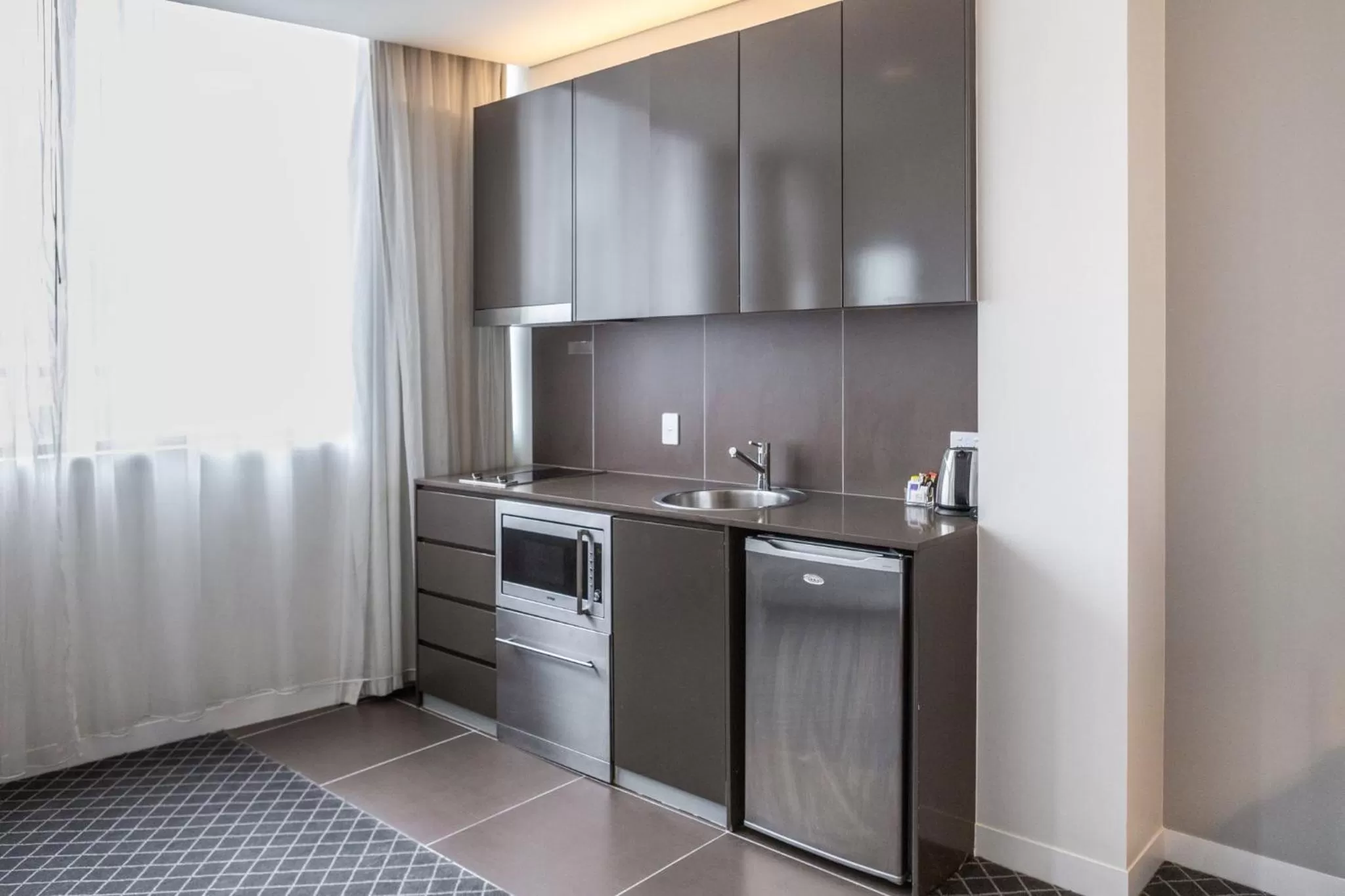 Kitchen or kitchenette in Holiday Inn & Suites Sydney Bondi Junction by IHG