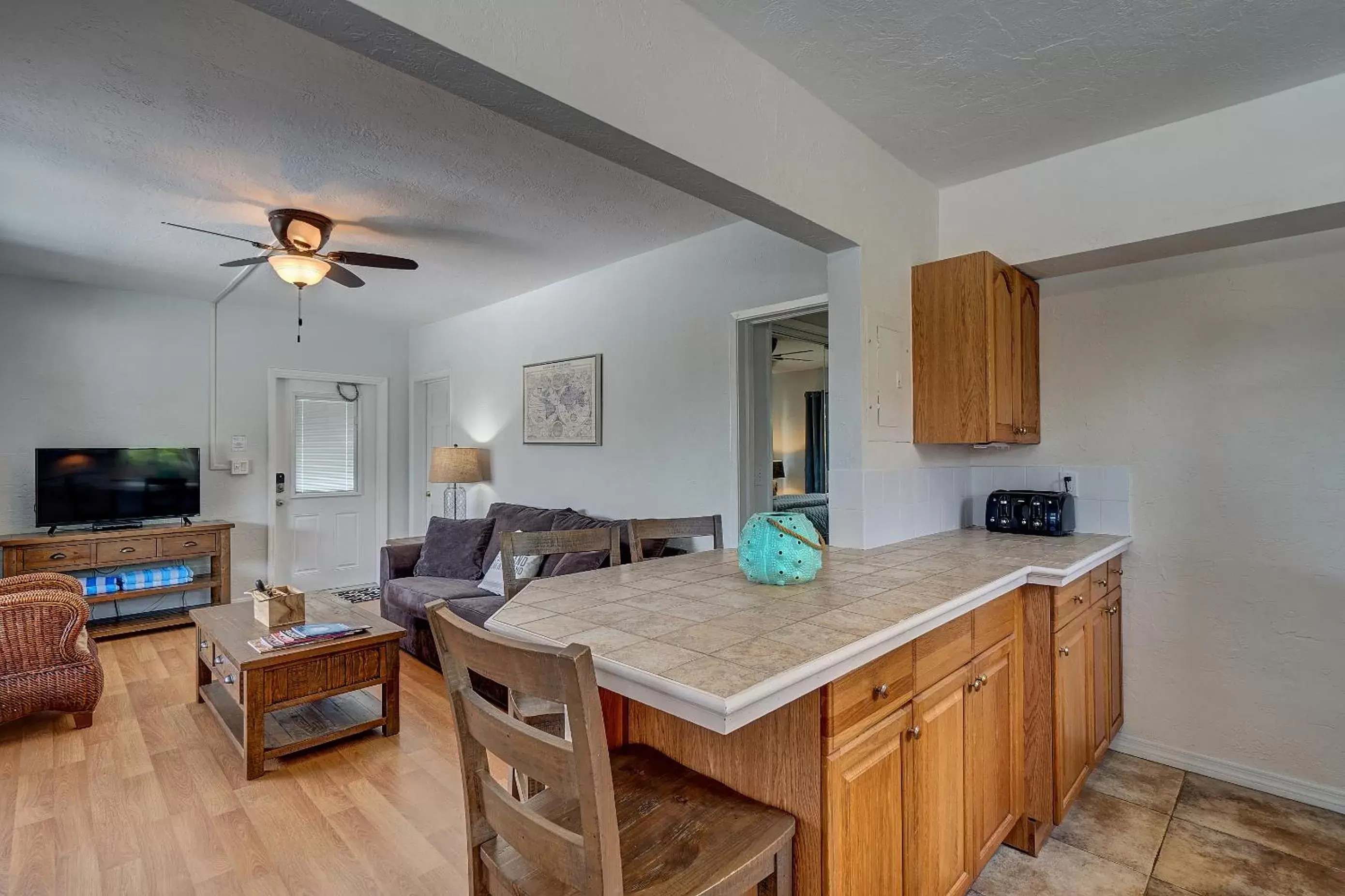 Kitchen or kitchenette, Dining Area in 4145 By The Sea Inn & Suites