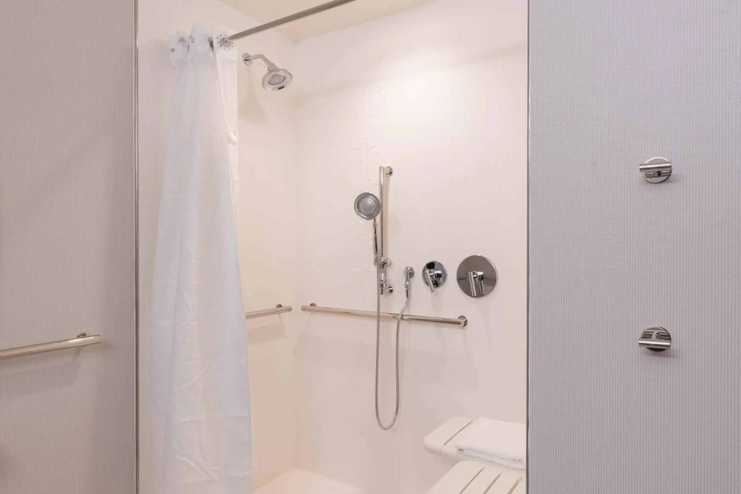 Bathroom in TownePlace Suites by Marriott Thousand Oaks Agoura Hills