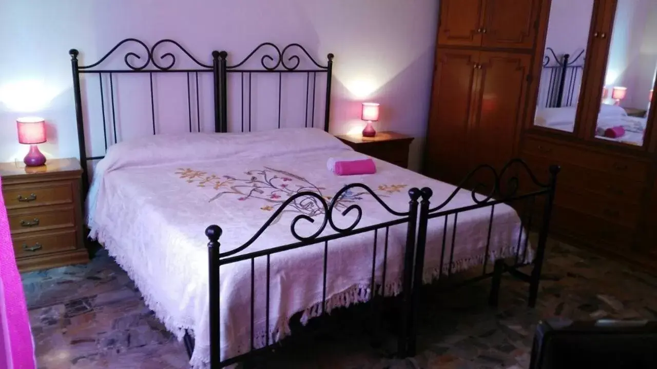 Photo of the whole room, Bed in Il Giardino del Gallo