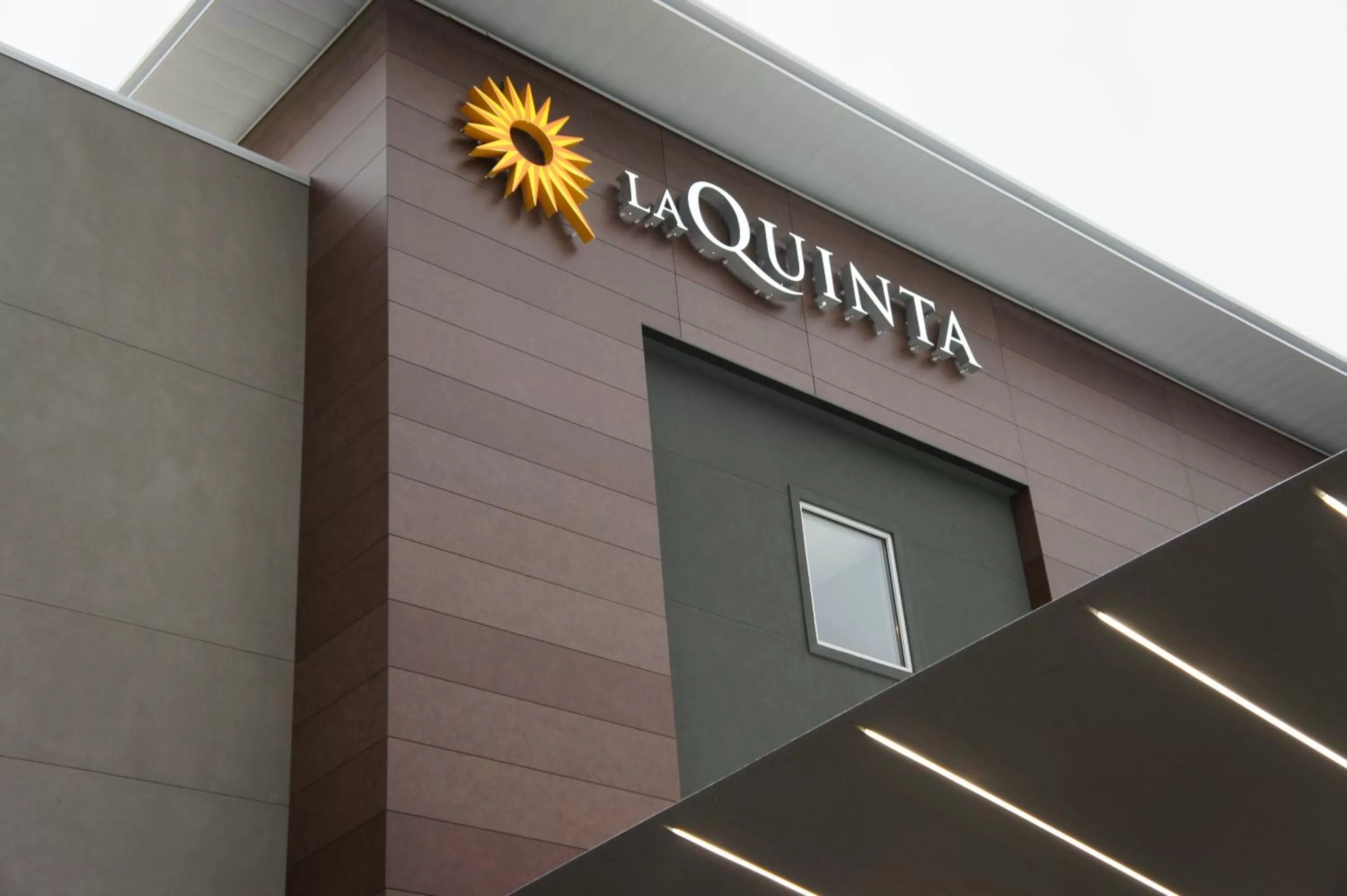 Facade/entrance in La Quinta Inn & Suites by Wyndham Oxford