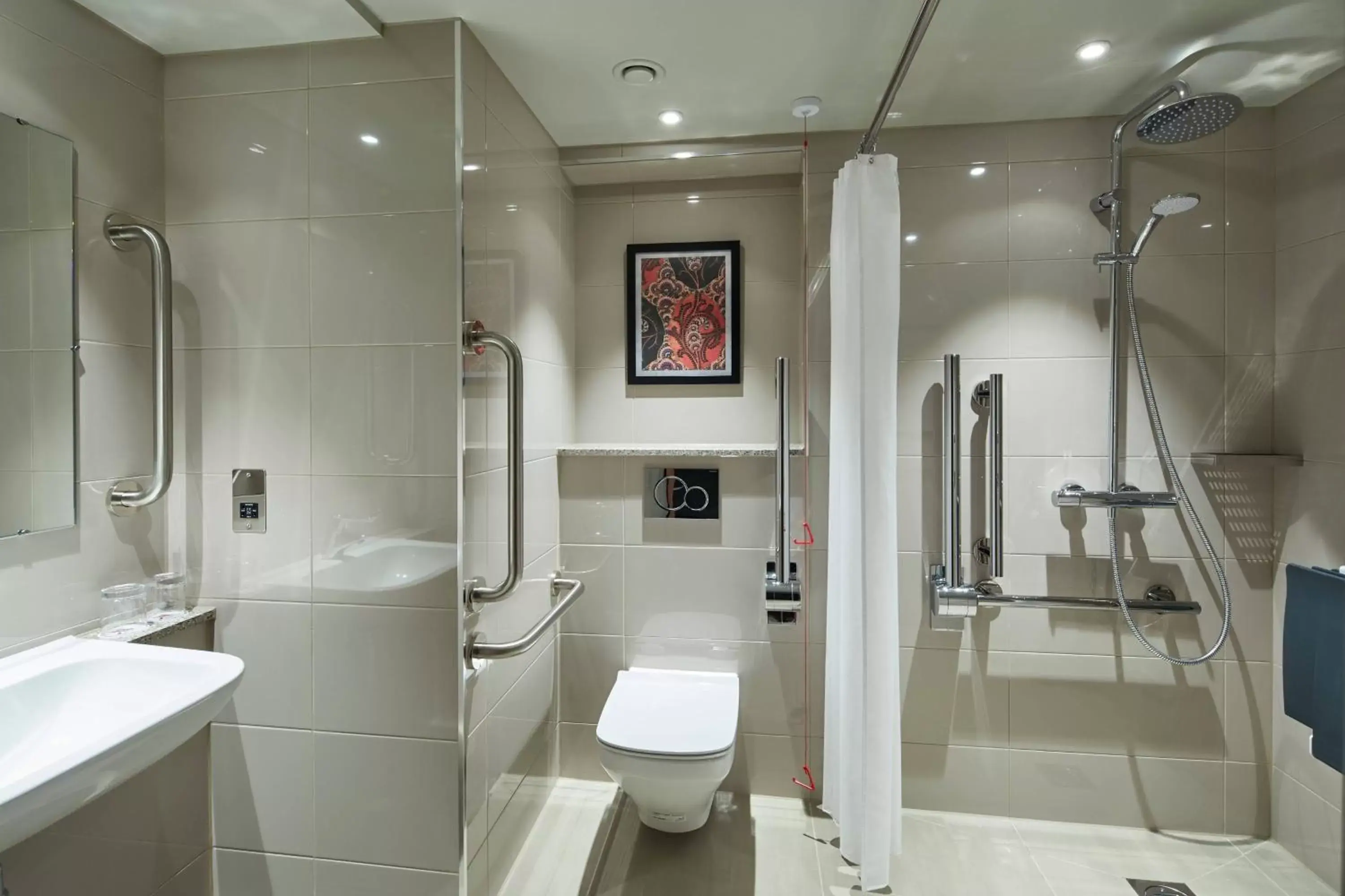 Bathroom in London Marriott Hotel Kensington
