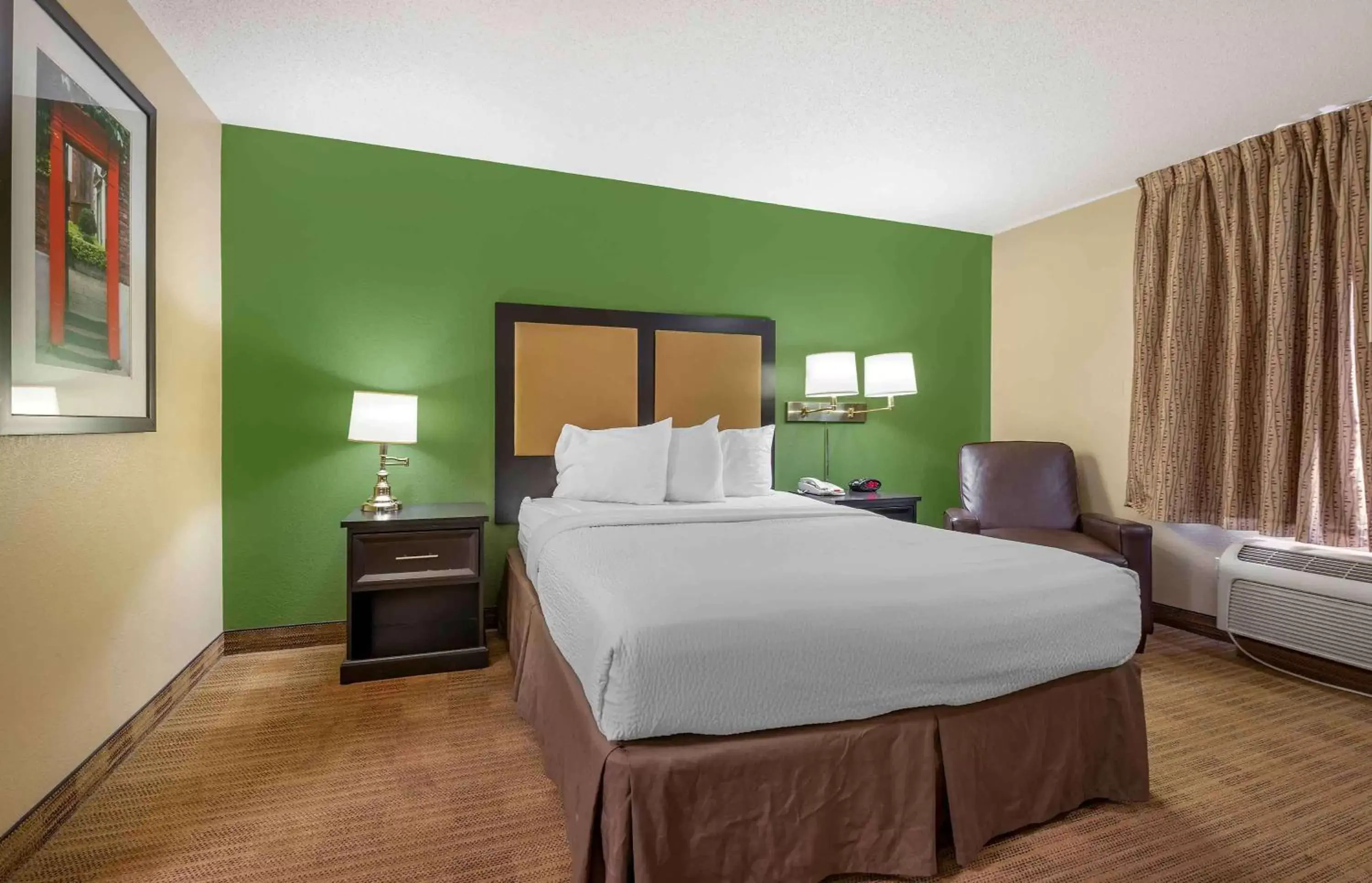 Bedroom, Bed in Extended Stay America Suites - Fort Wayne - South