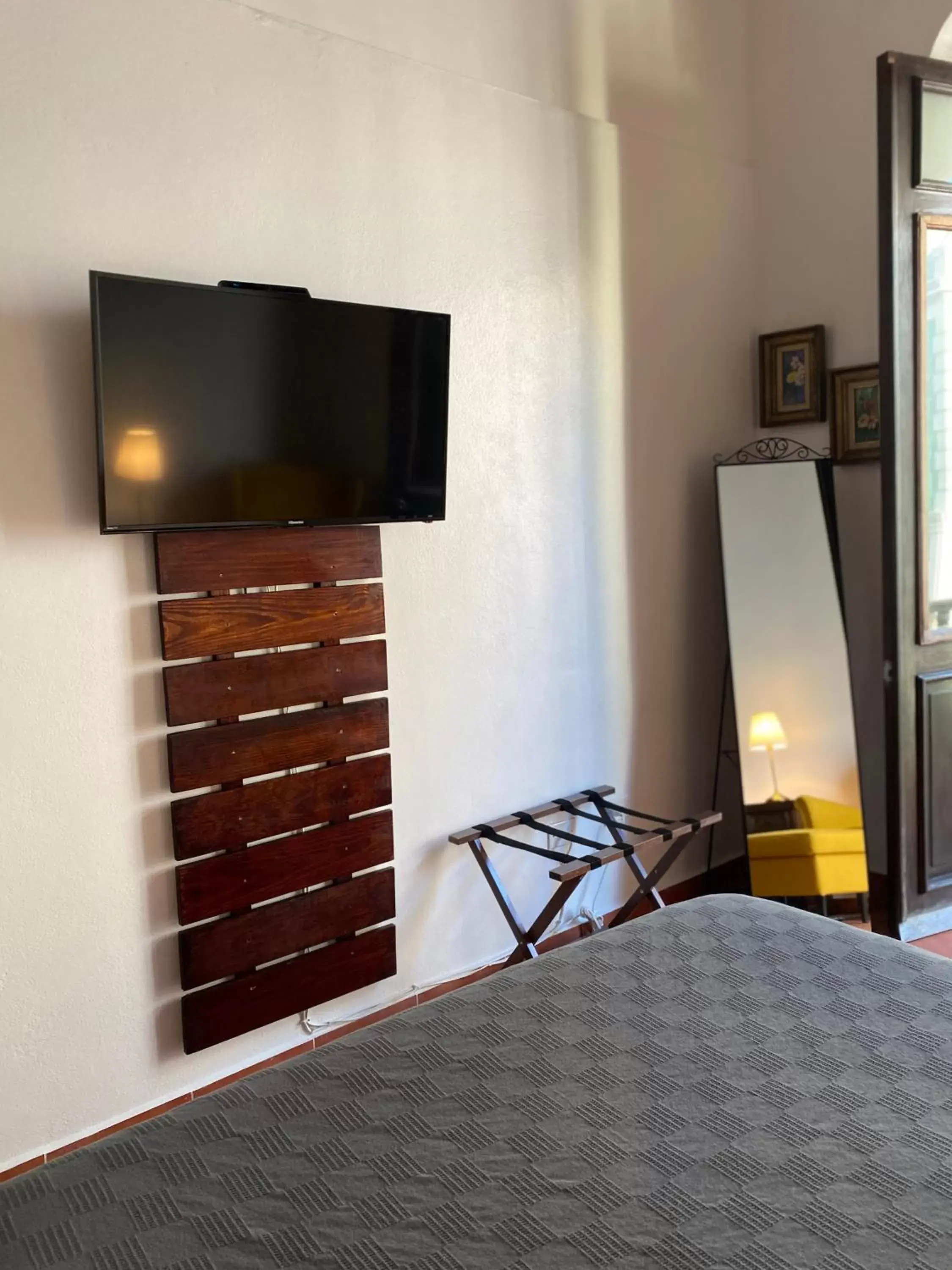 TV and multimedia, TV/Entertainment Center in 352 Guest House Hotel Boutique