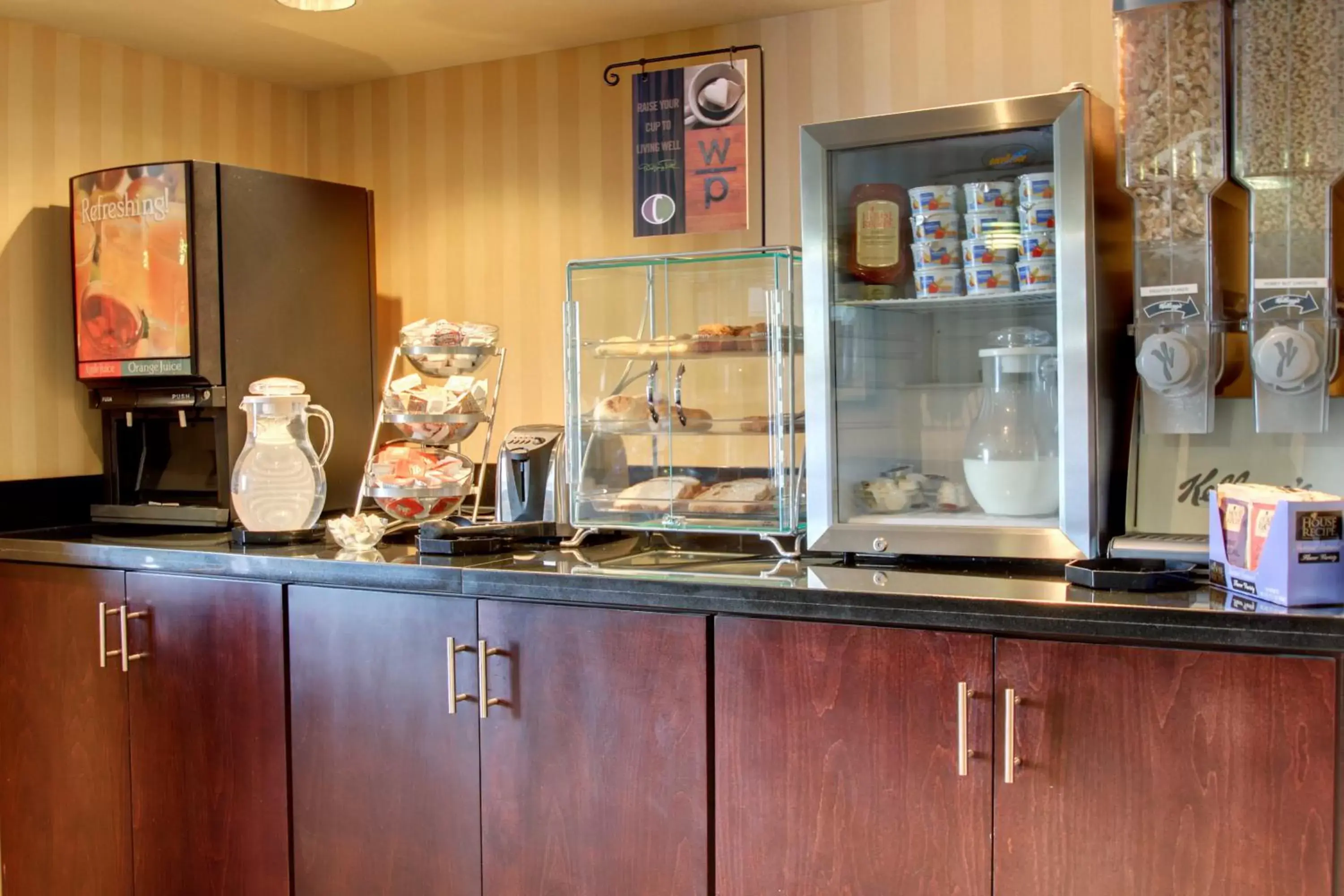 Continental breakfast, Kitchen/Kitchenette in Cobblestone Inn & Suites - Carrington