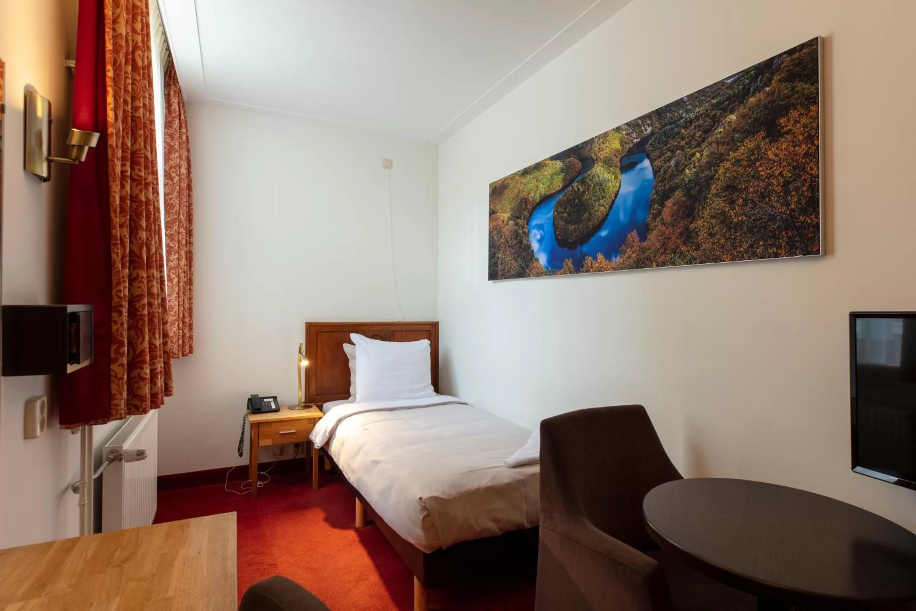 Photo of the whole room, Bed in Amsterdam Wiechmann Hotel