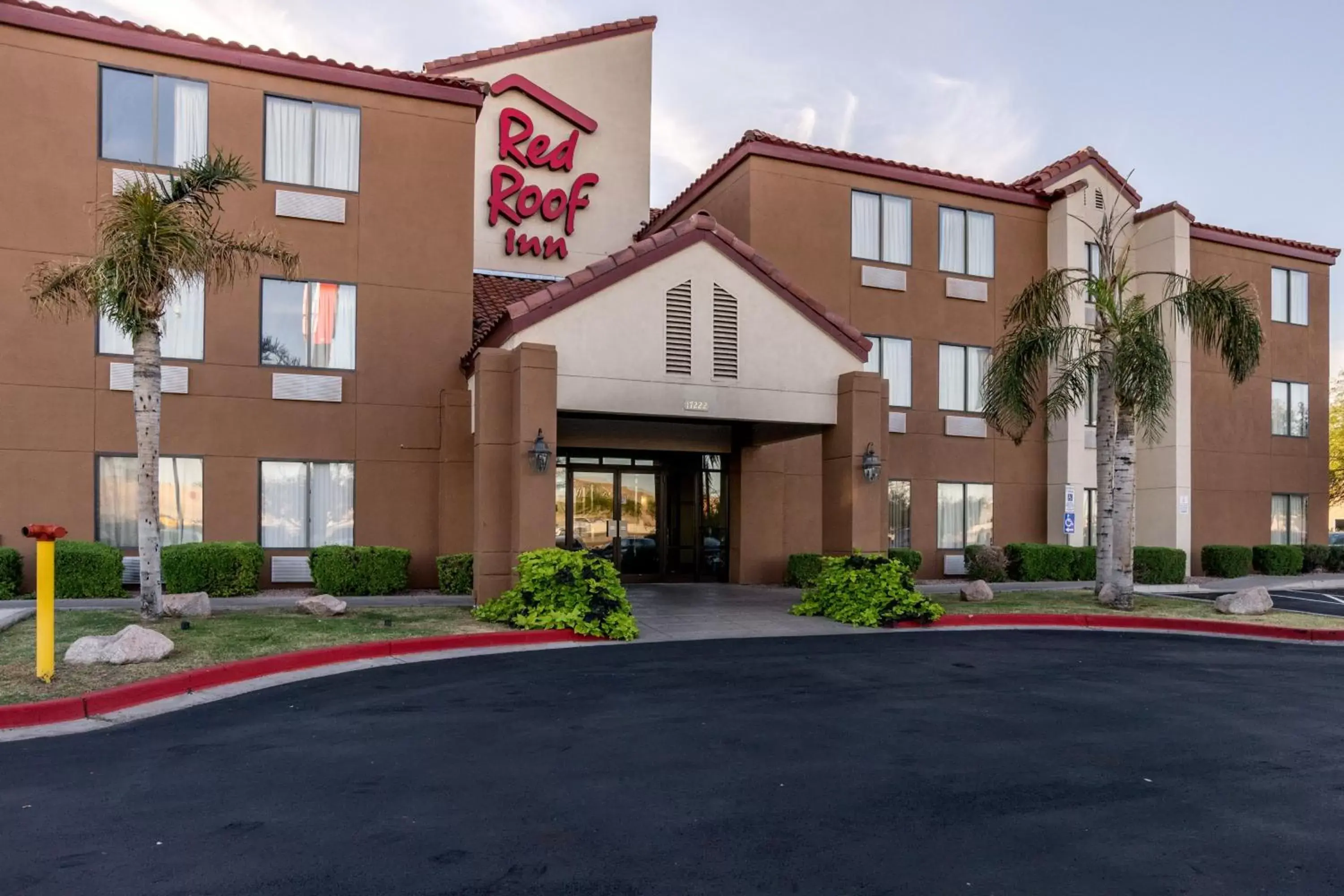 Property building, Garden in Red Roof Inn Phoenix North - Deer Valley - Bell Rd