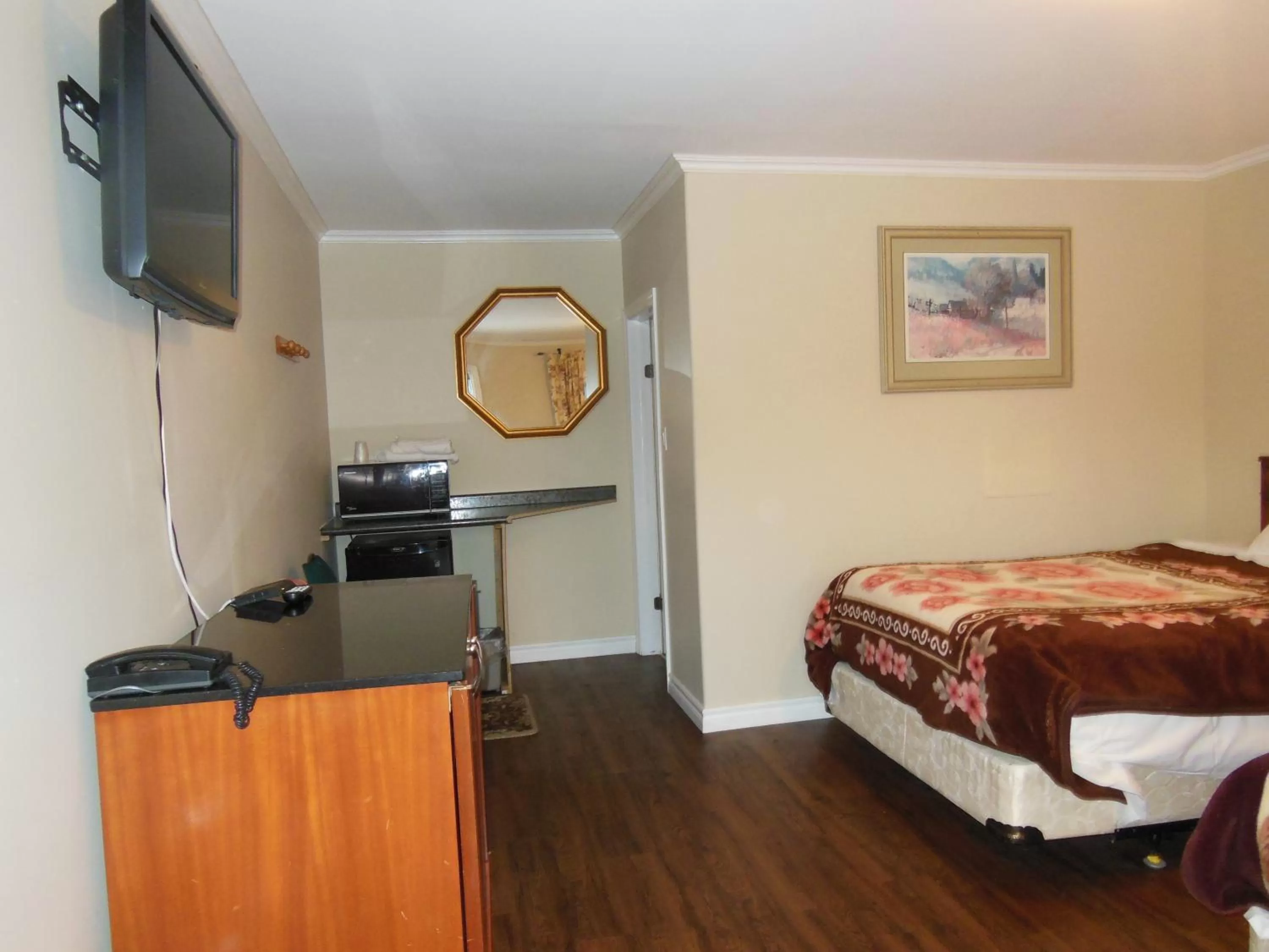 Bedroom, Bed in Kent Motel