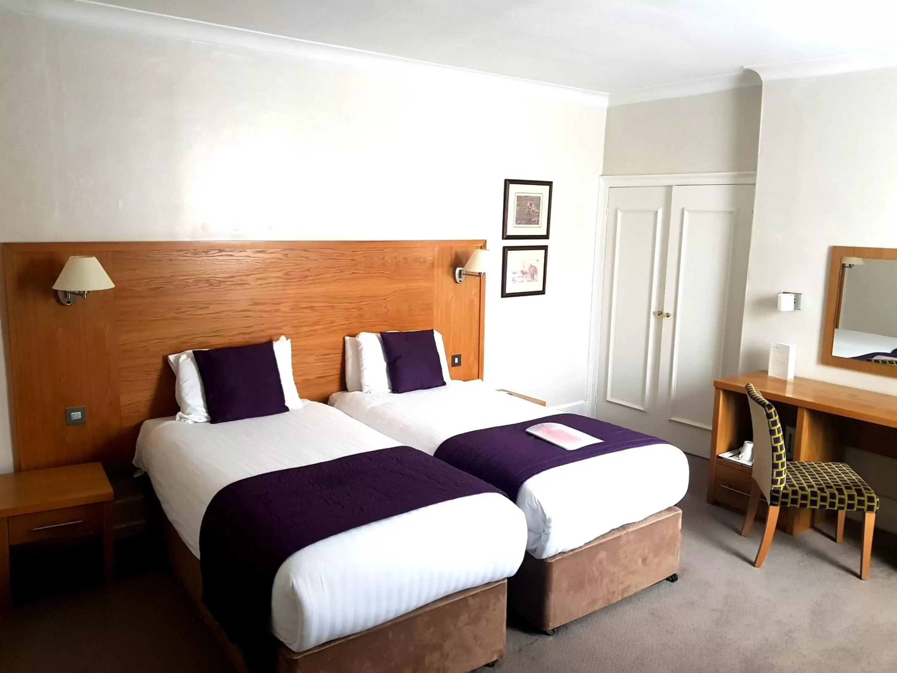 Bedroom, Bed in The Chequers Hotel