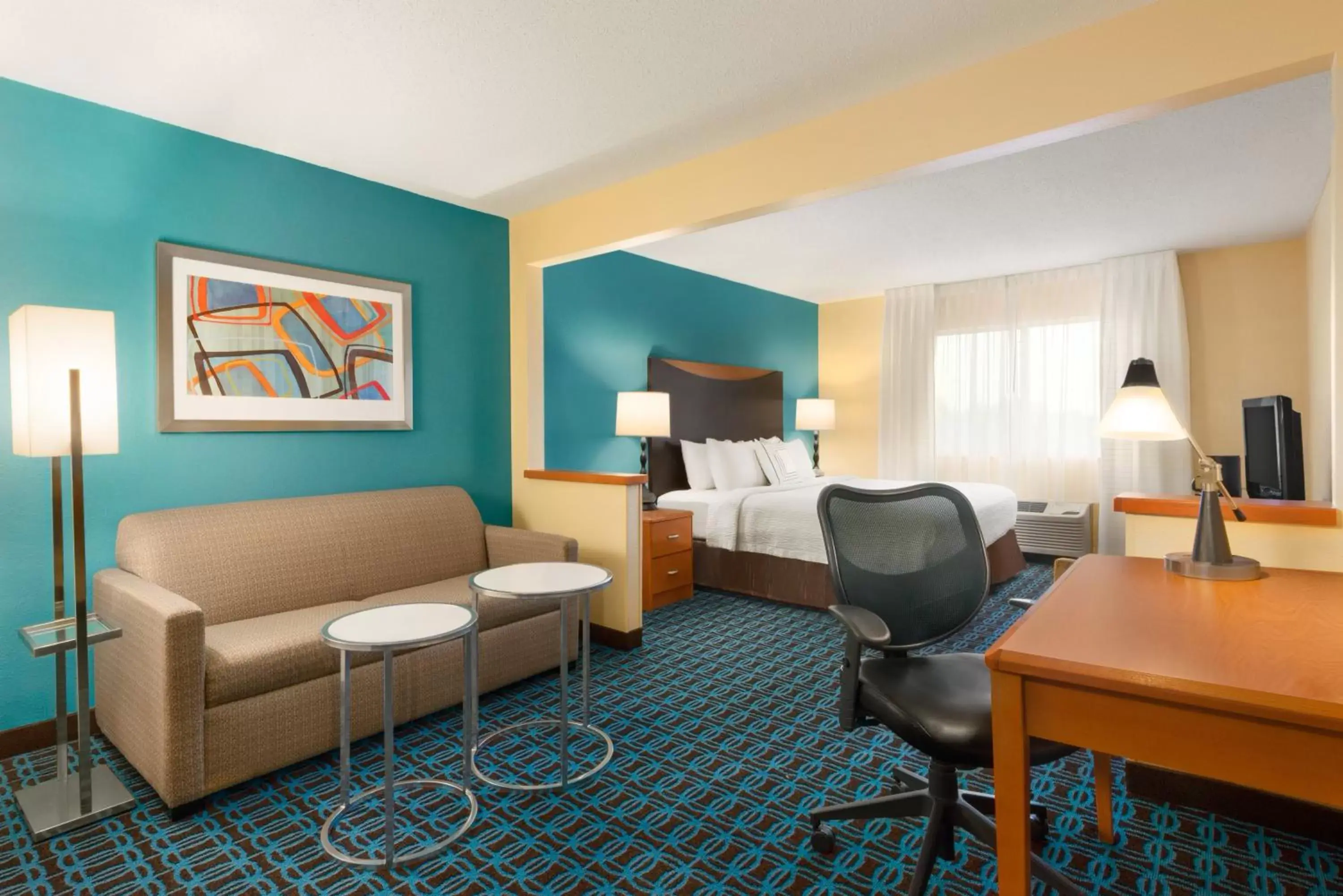 Bed, Seating Area in Amerivu Inn and Suites