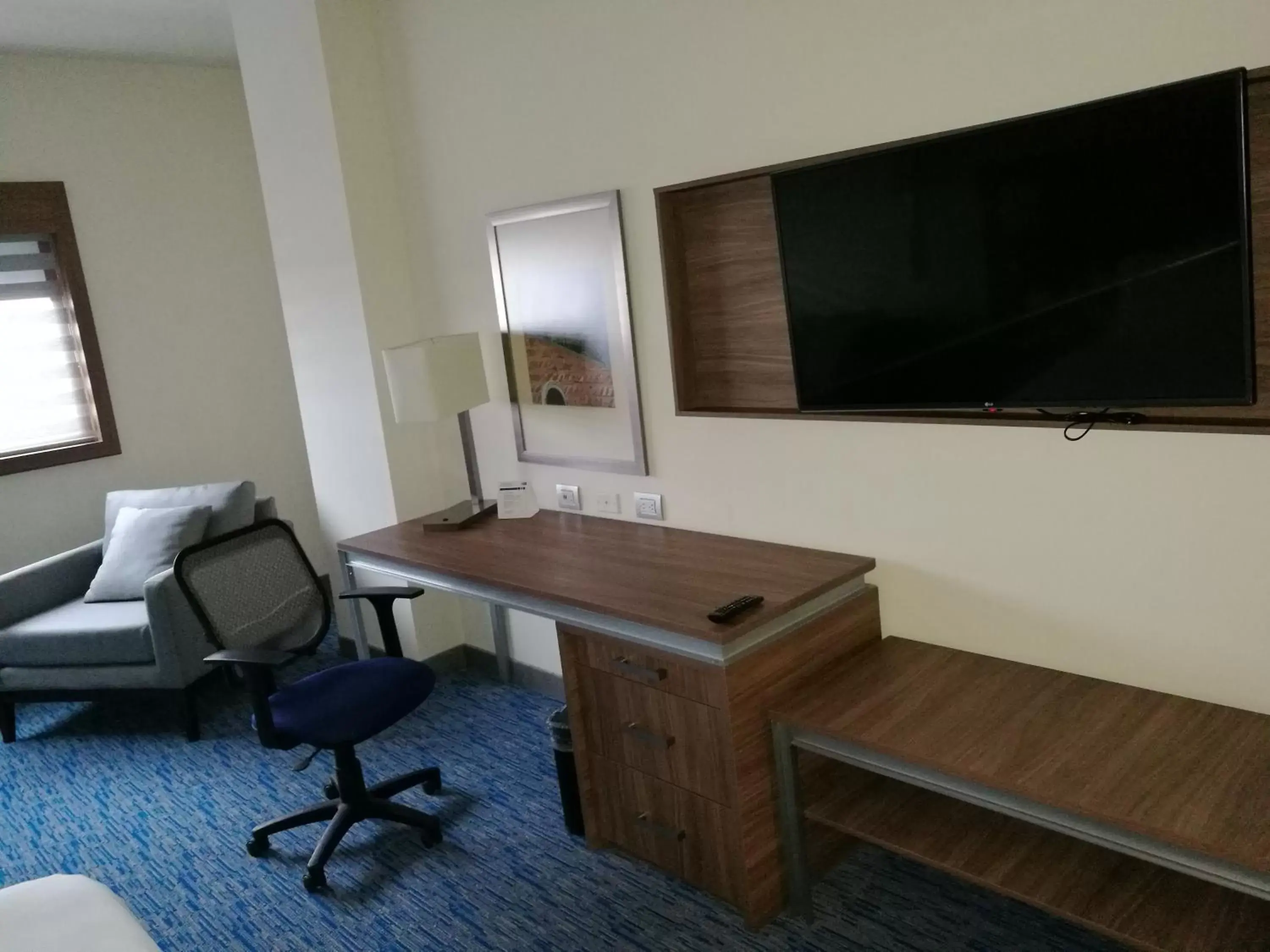Photo of the whole room, TV/Entertainment Center in Holiday Inn Express & Suites - Ciudad Obregon, an IHG Hotel