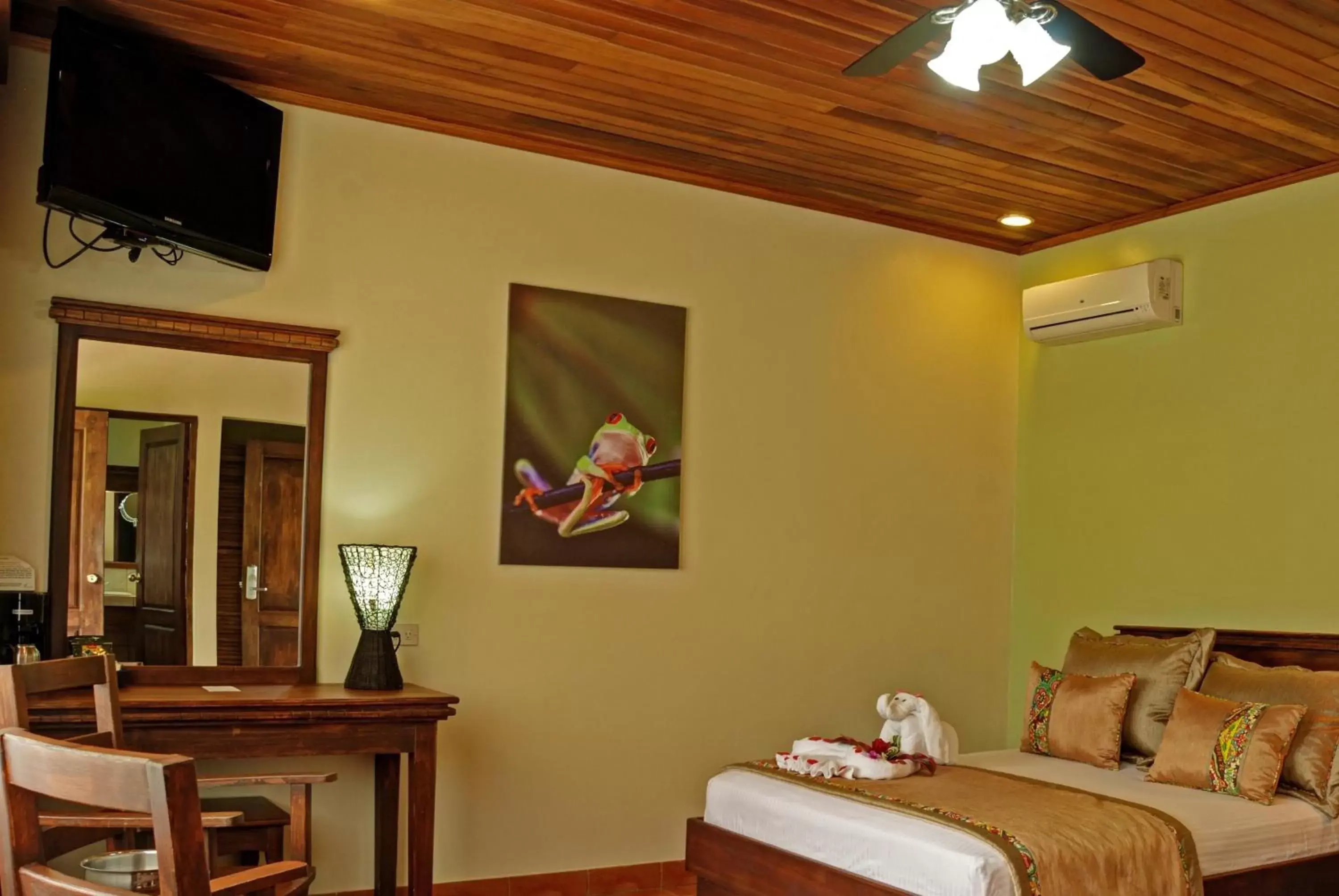 Bed, TV/Entertainment Center in Volcano Lodge, Hotel & Thermal Experience