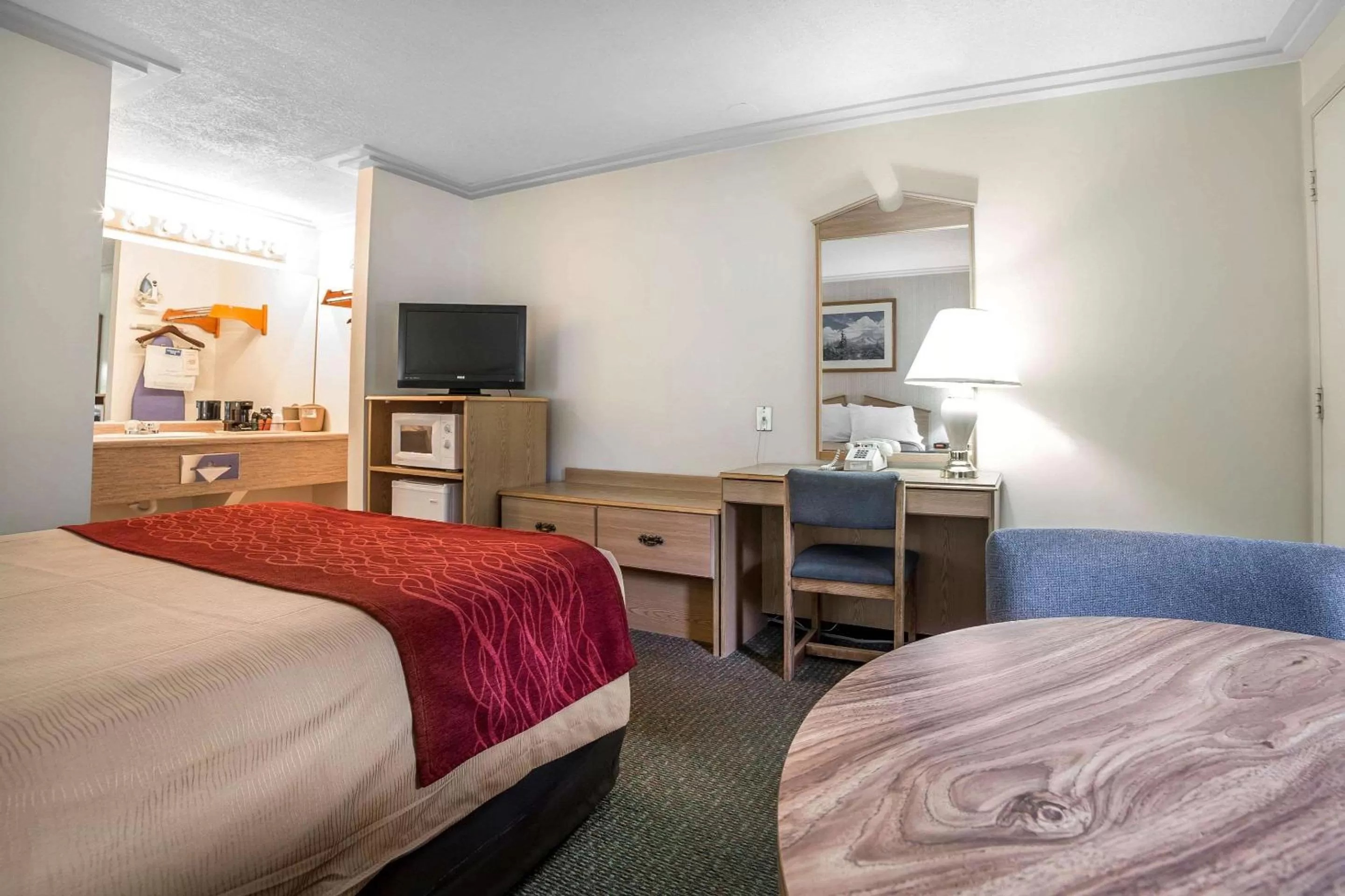 Photo of the whole room, Bed in Rodeway Inn Pronghorn Lodge