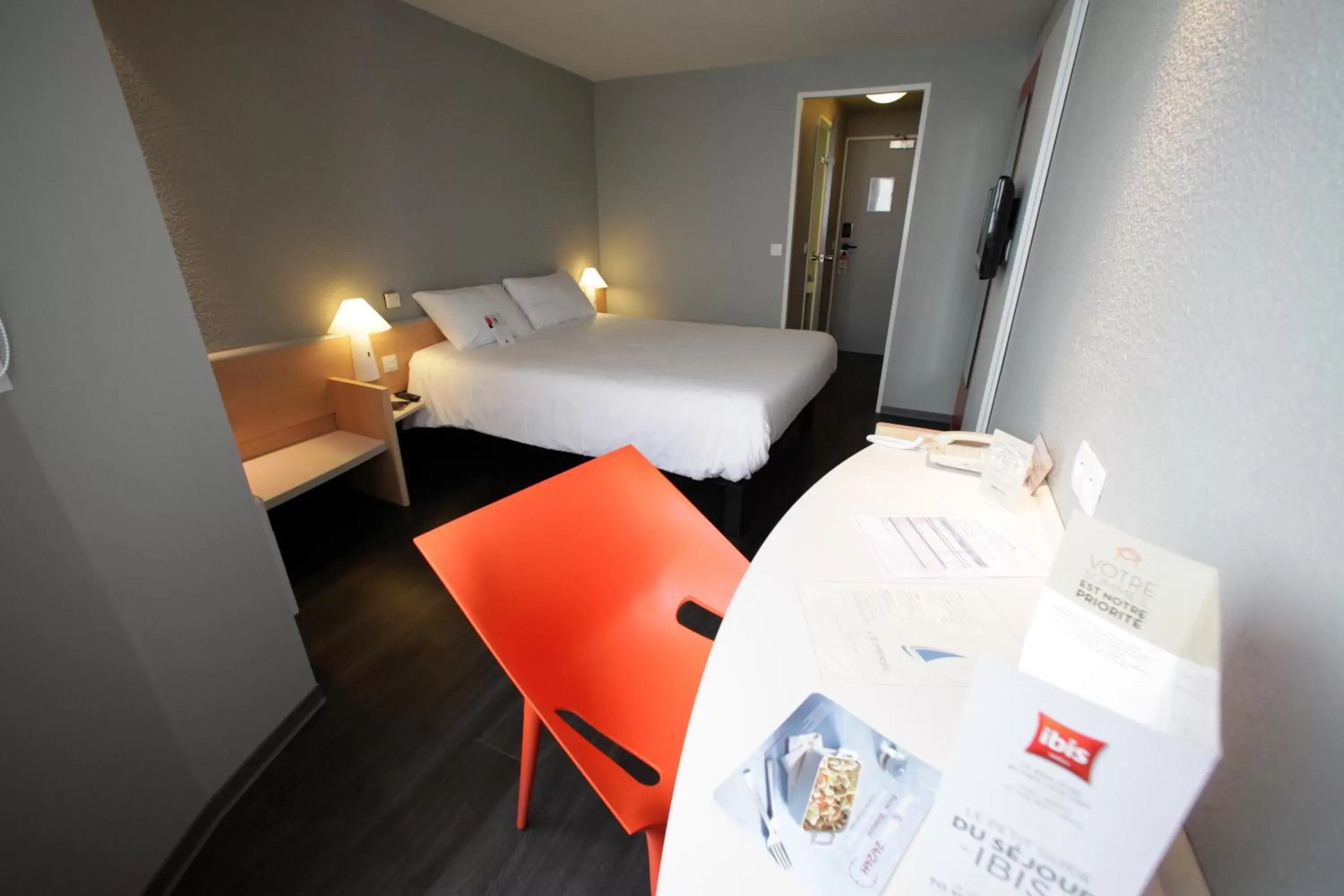 Photo of the whole room, Bed in ibis Granville Port De Plaisance