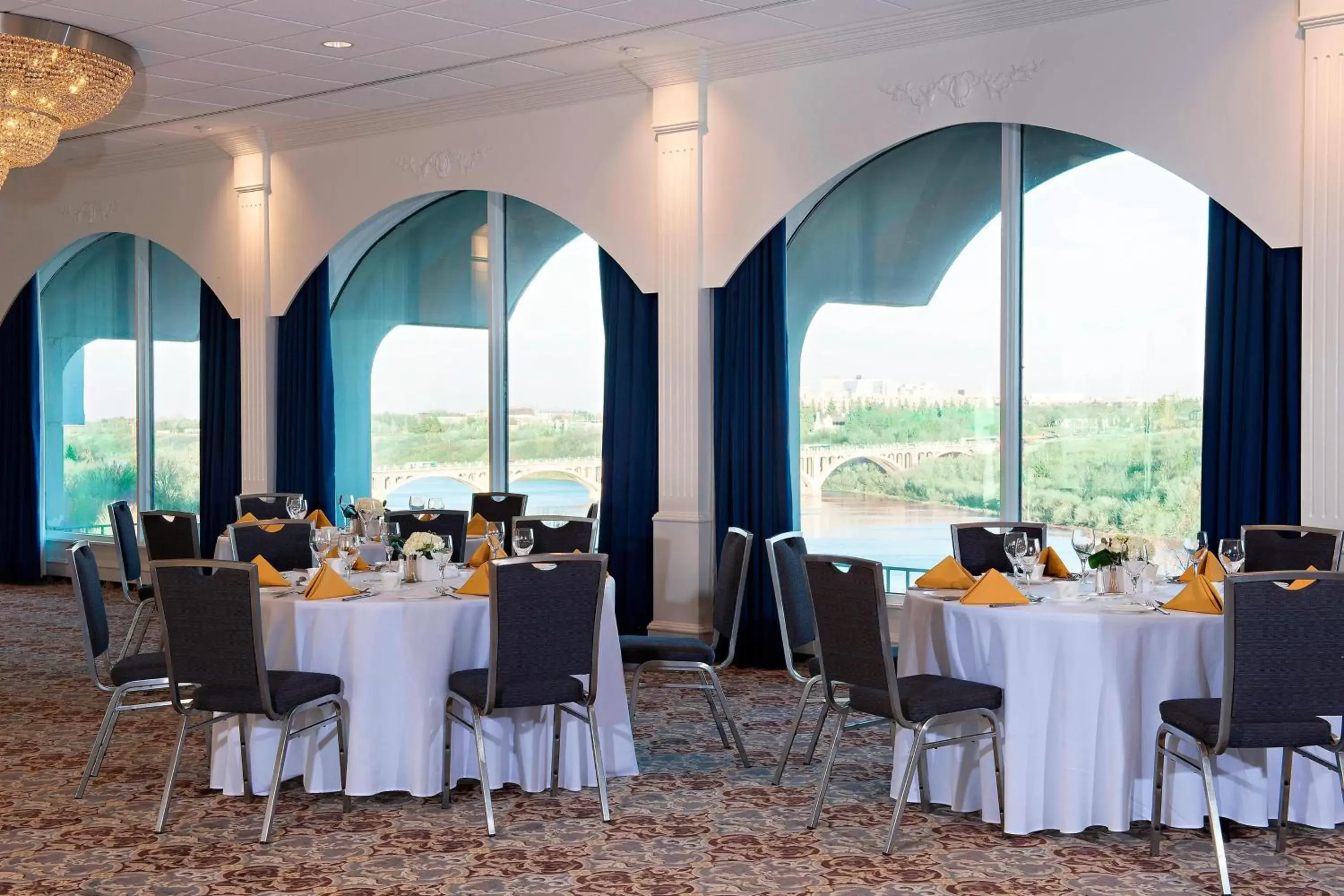 Banquet/Function facilities, Restaurant/Places to Eat in Sheraton Cavalier Saskatoon Hotel