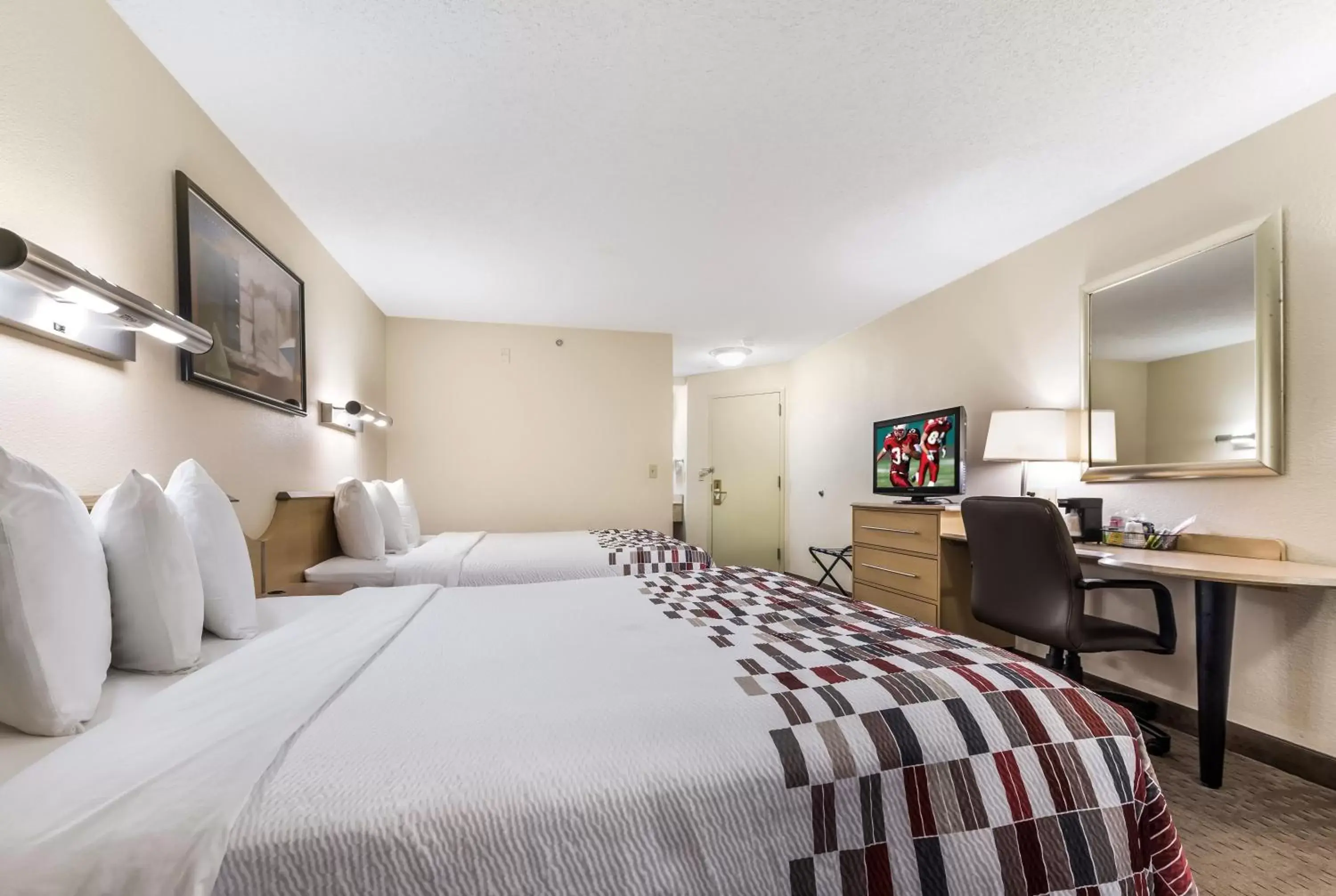 Photo of the whole room, Bed in Red Roof Inn Cleveland Airport - Middleburg Heights