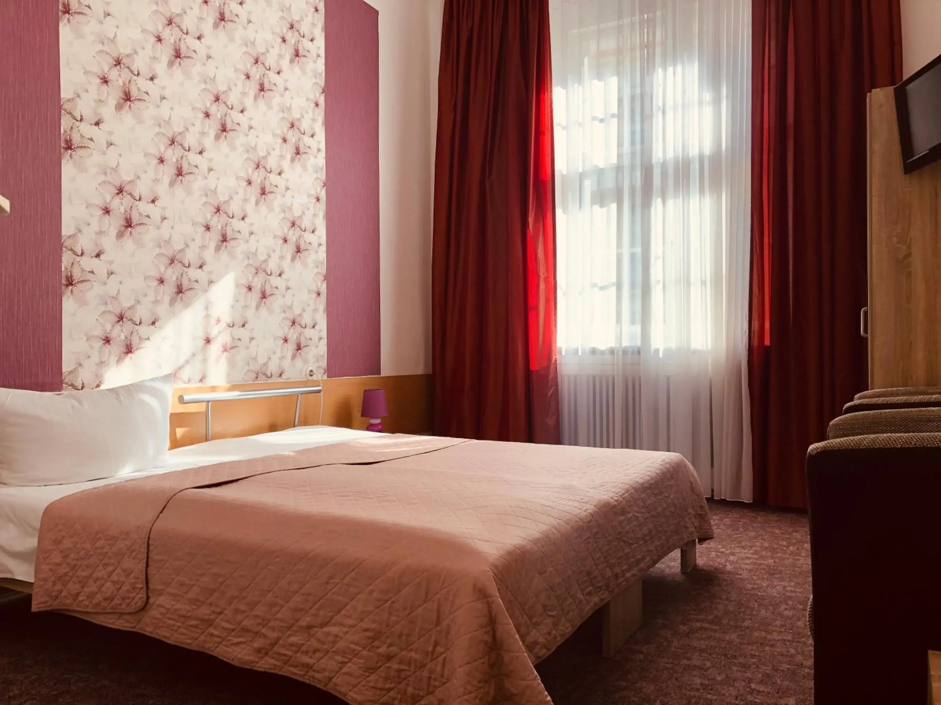 Bed in Hotel Castell am Kurfürstendamm Bed in Hotel Castell am Kurfürstendamm