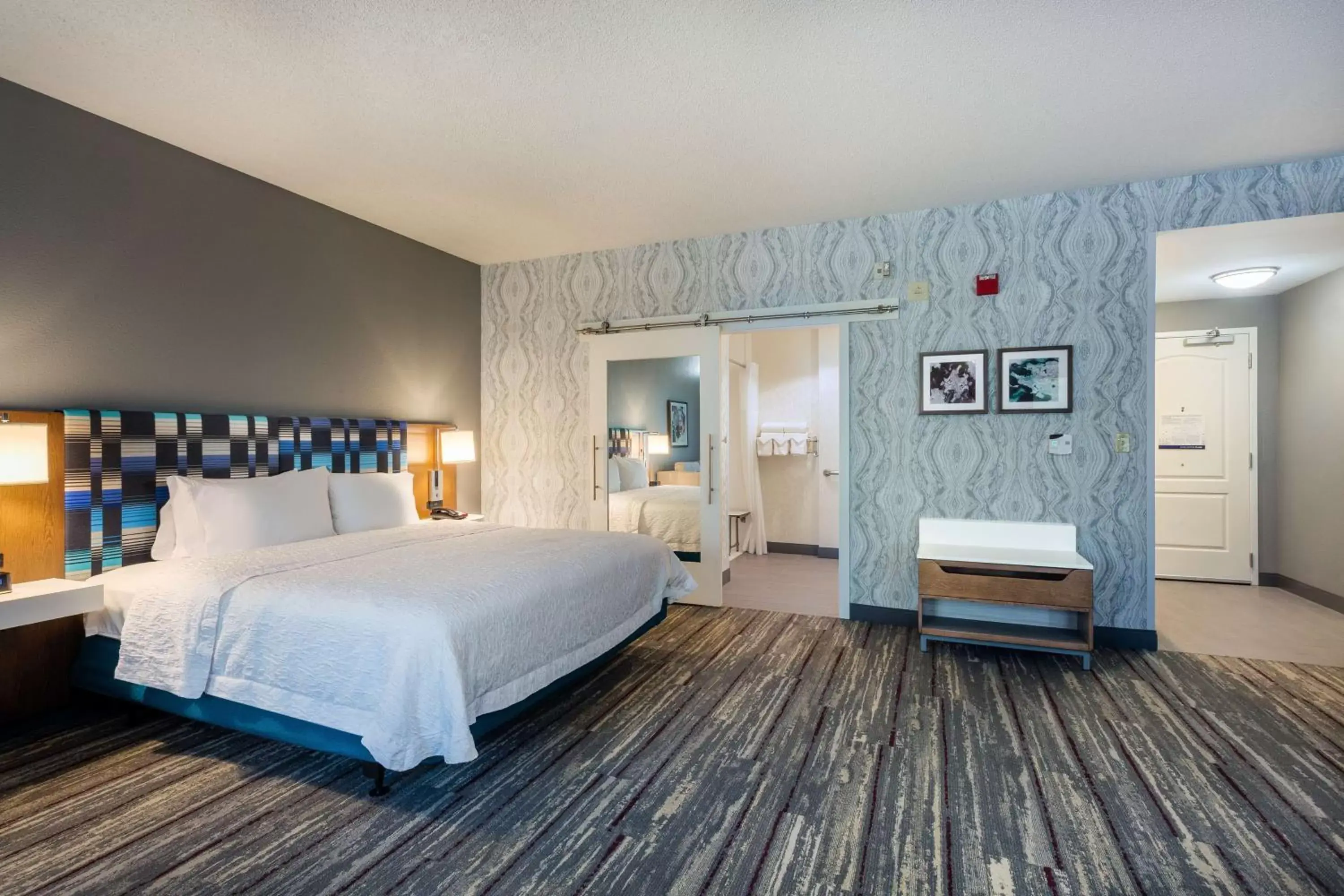 Bed in Hampton Inn & Suites Herndon-Reston