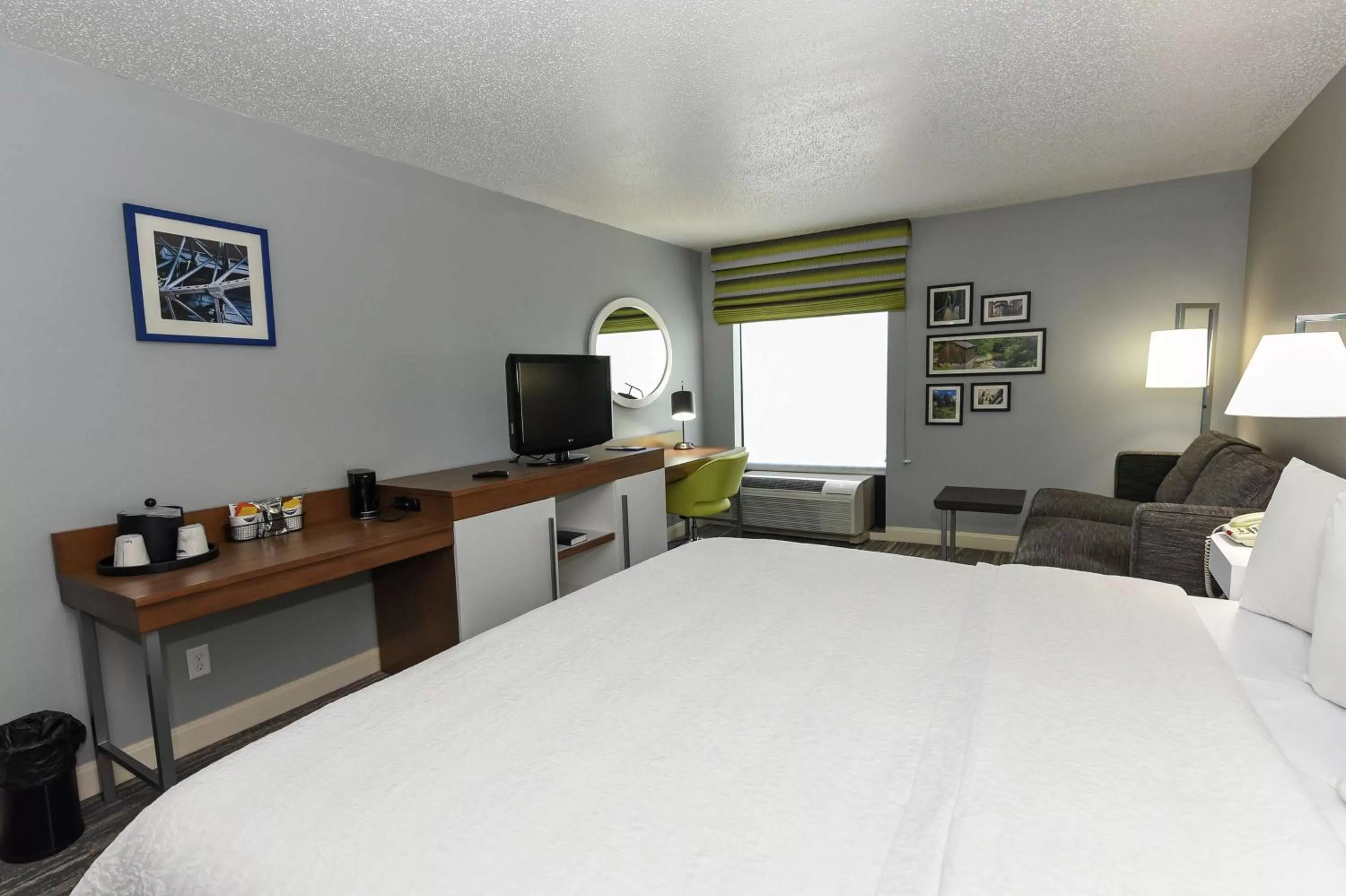 Bedroom, Bed in Hampton Inn Youngstown-North