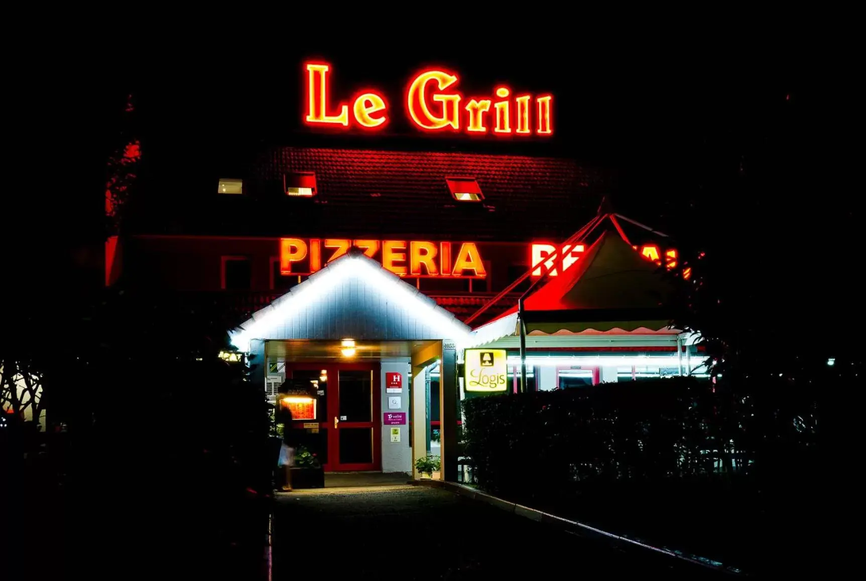 Facade/entrance, Property Building in Logis Hotel Lons-le-Saunier - Restaurant Le Grill
