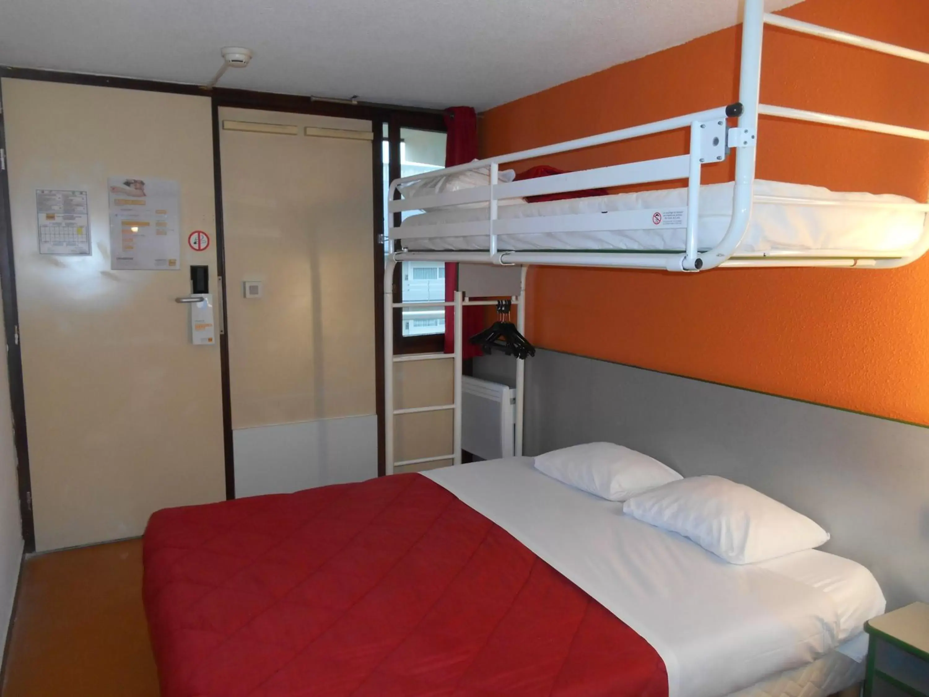 Photo of the whole room, Bunk Bed in Premiere Classe Brest Gouesnou Aeroport