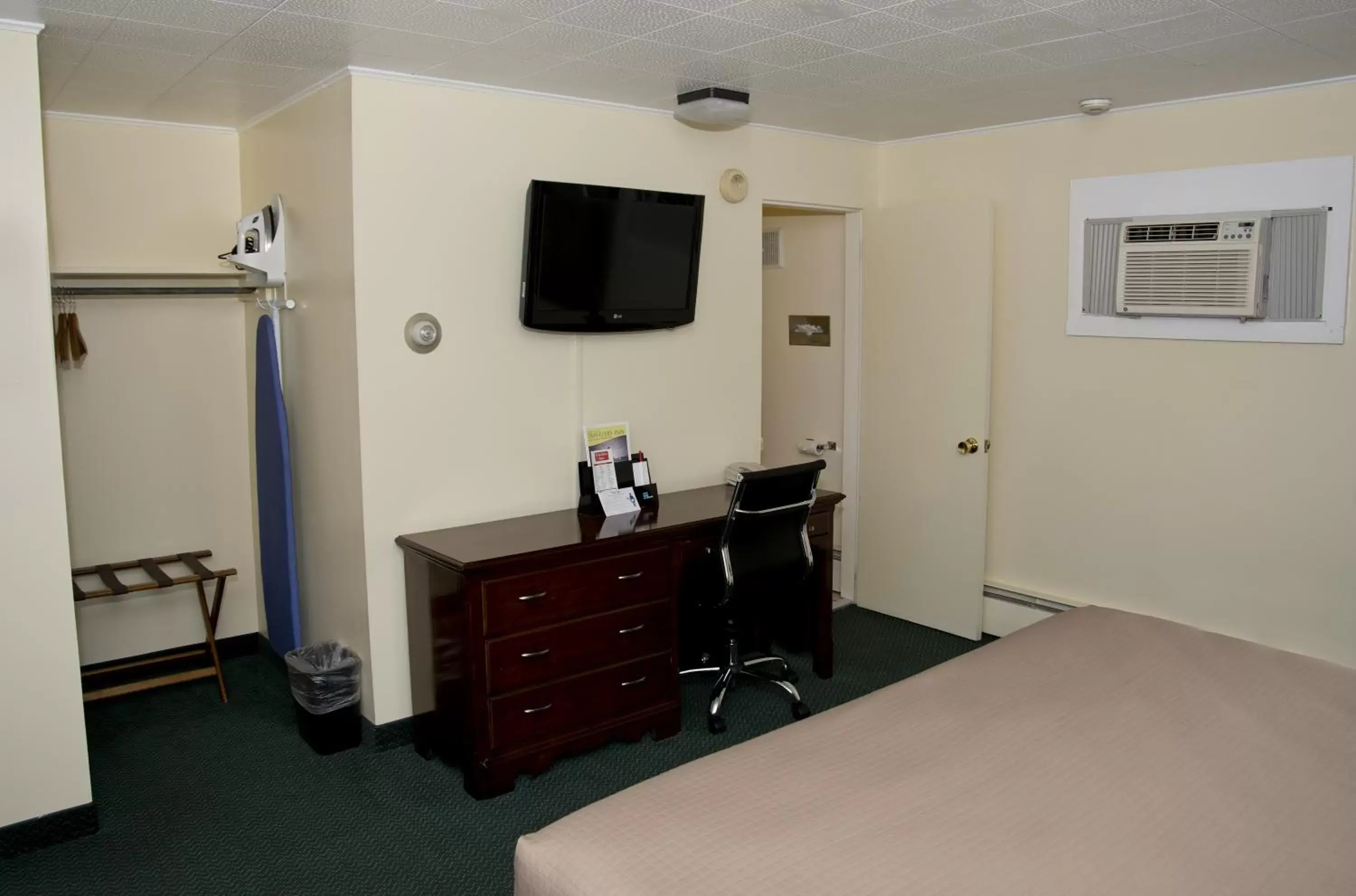 Bedroom, TV/Entertainment Center in Travelers Inn