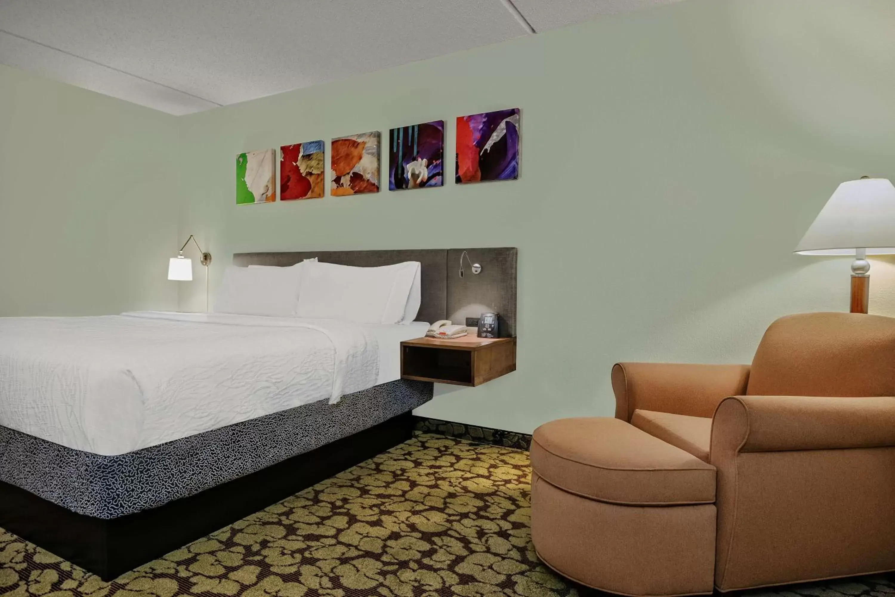 Living room, Bed in Hilton Garden Inn San Antonio Airport