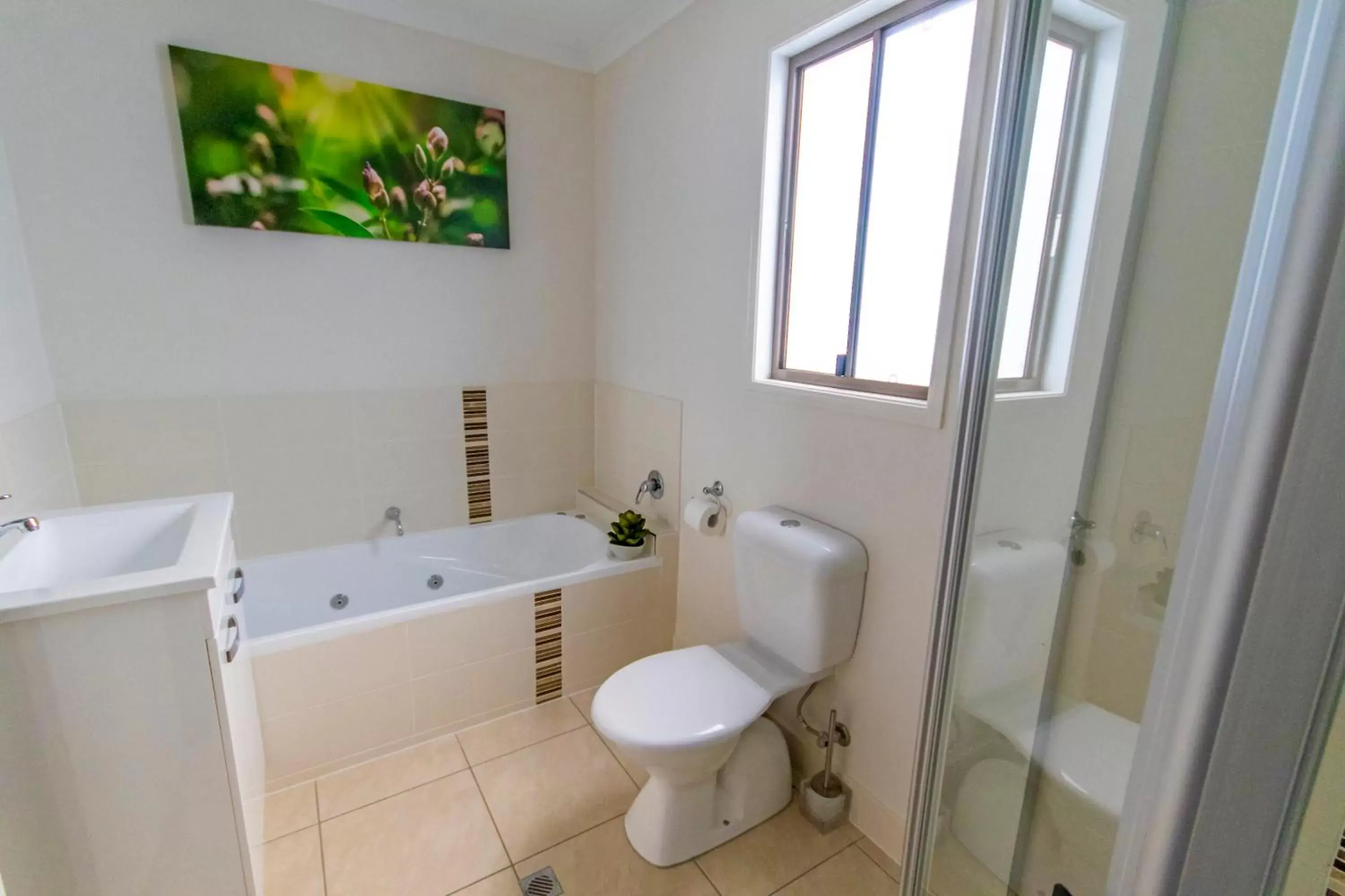 Bathroom in Esk Caravan Park & Rail Trail Motel