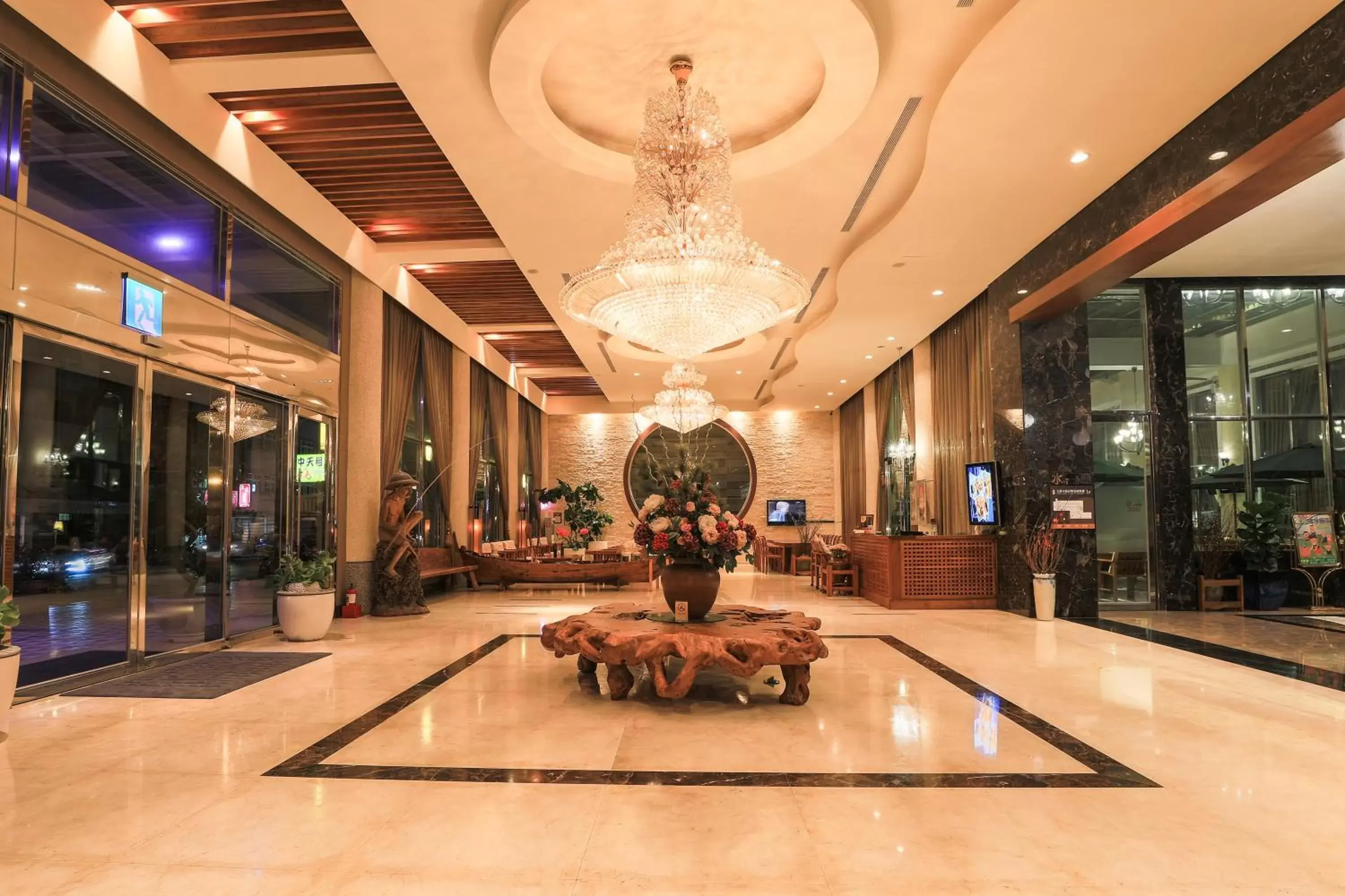 Lobby/Reception in Yentai Hotel