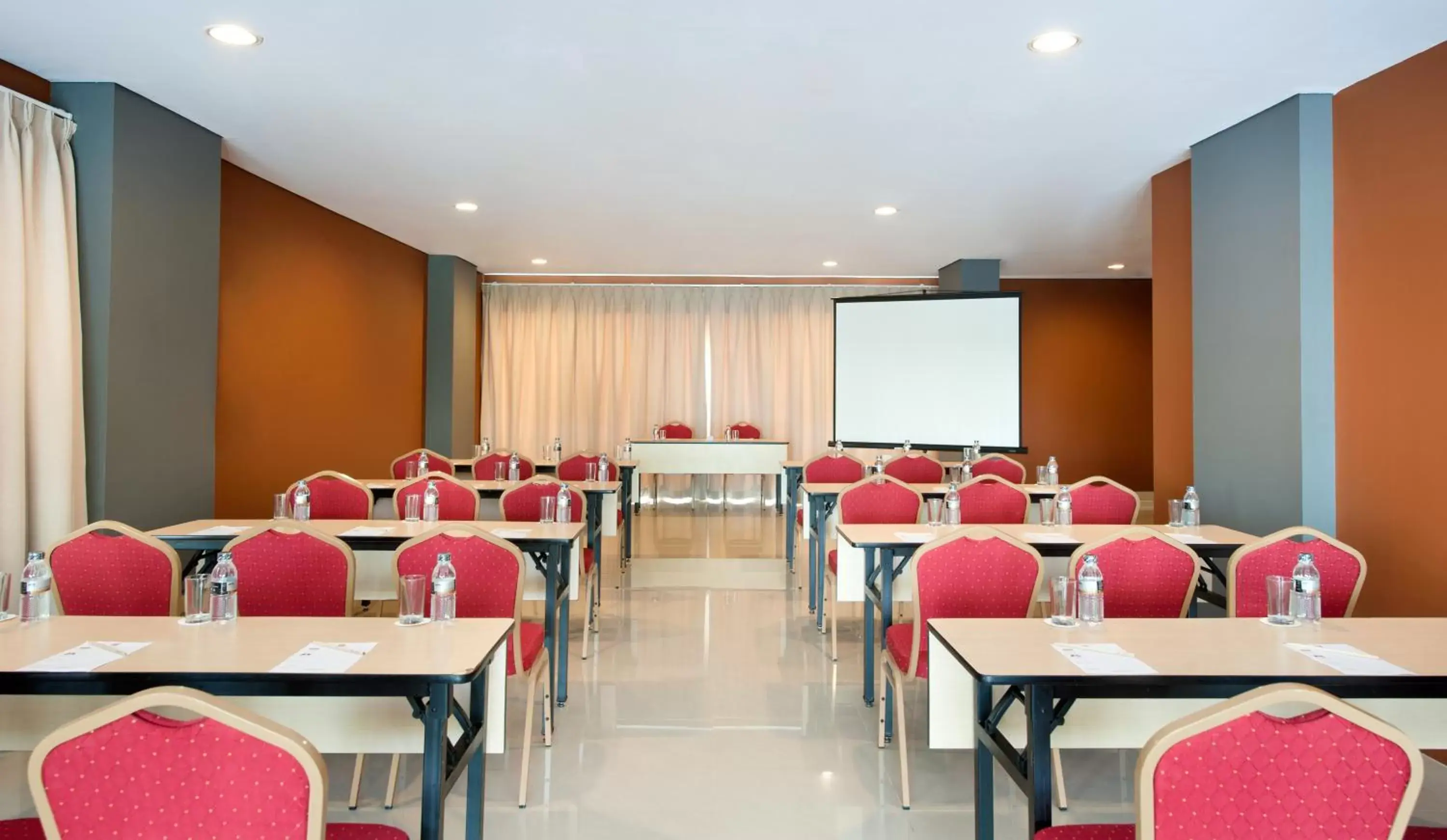 Banquet/Function facilities, Business Area/Conference Room in Ibis Budget Jakarta Daan Mogot