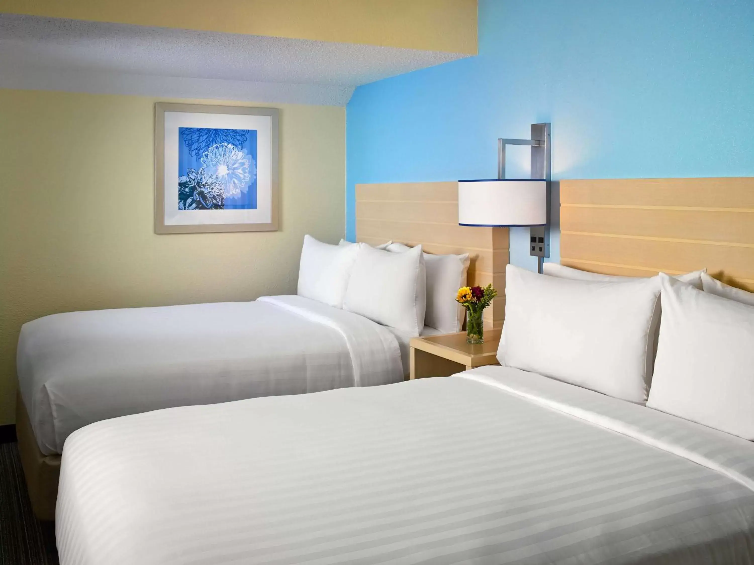 Photo of the whole room, Bed in Sonesta ES Suites Cleveland Airport