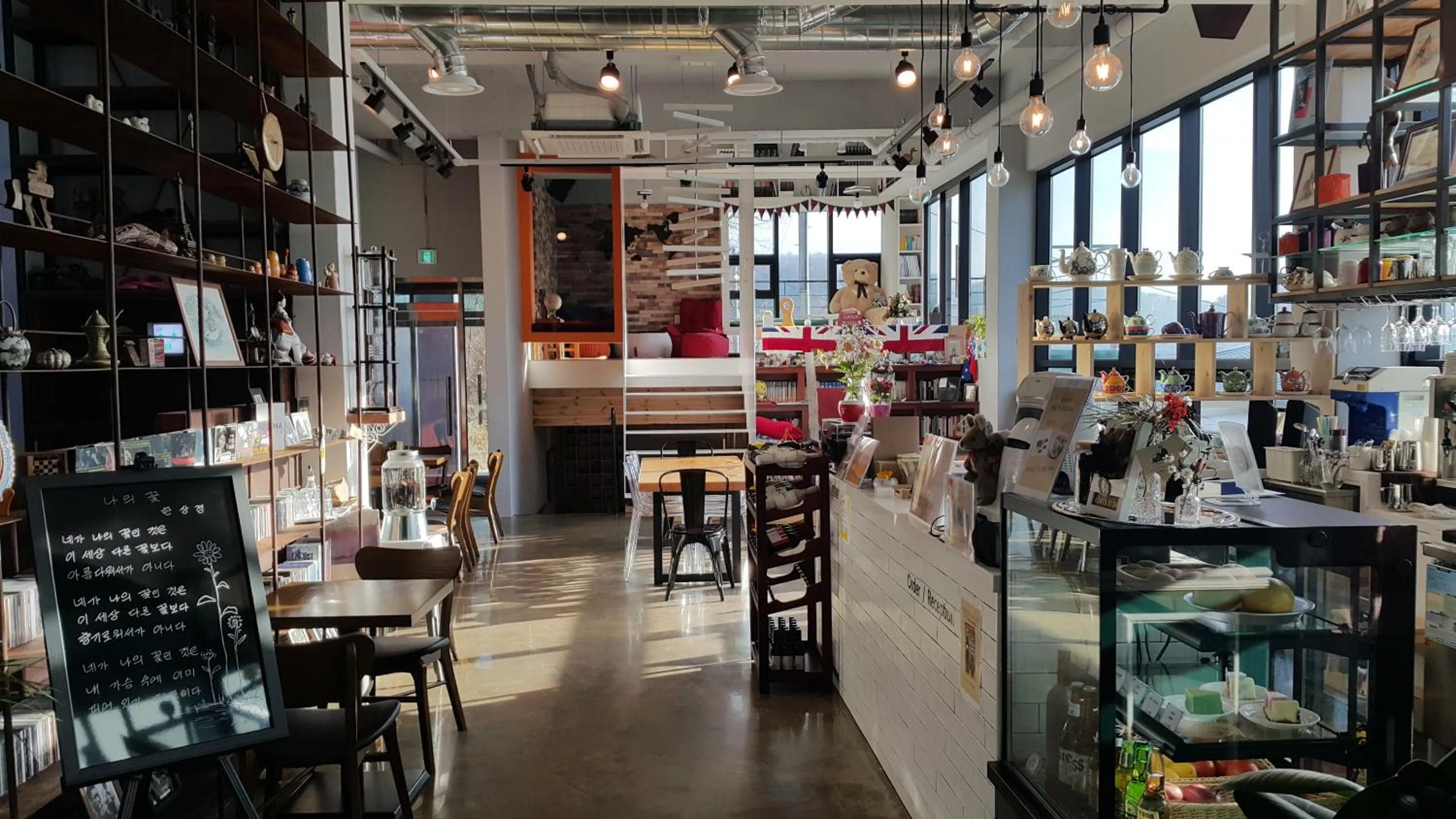 Library in Andong Poong-gyung HOSTEL n LIBRARY