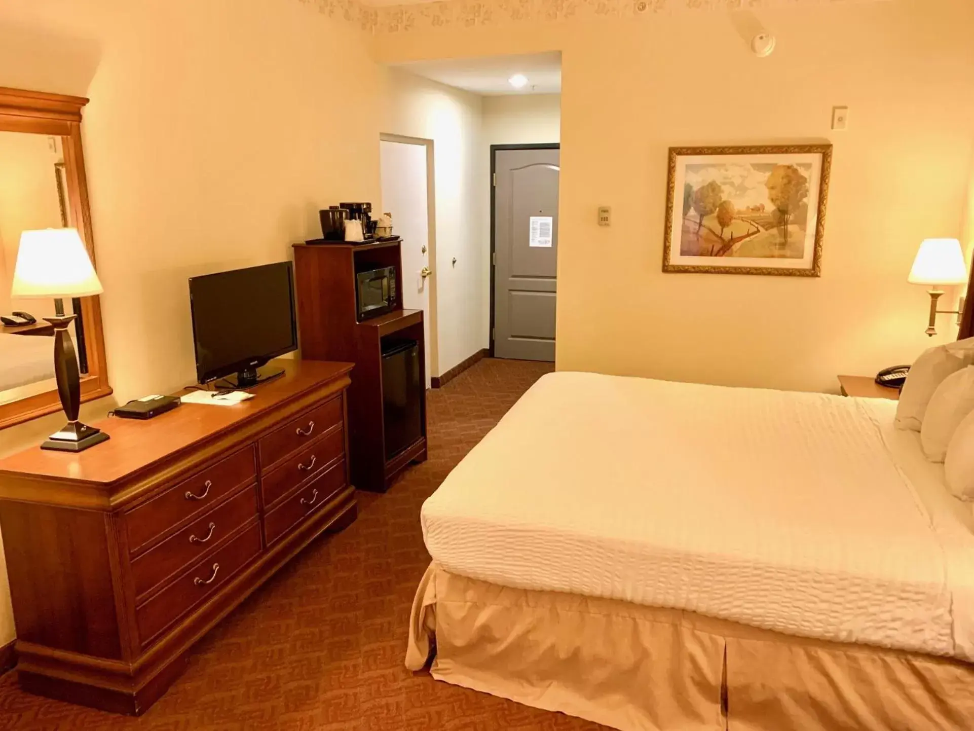 Bed in Country Inn & Suites by Radisson, Potomac Mills Woodbridge, VA