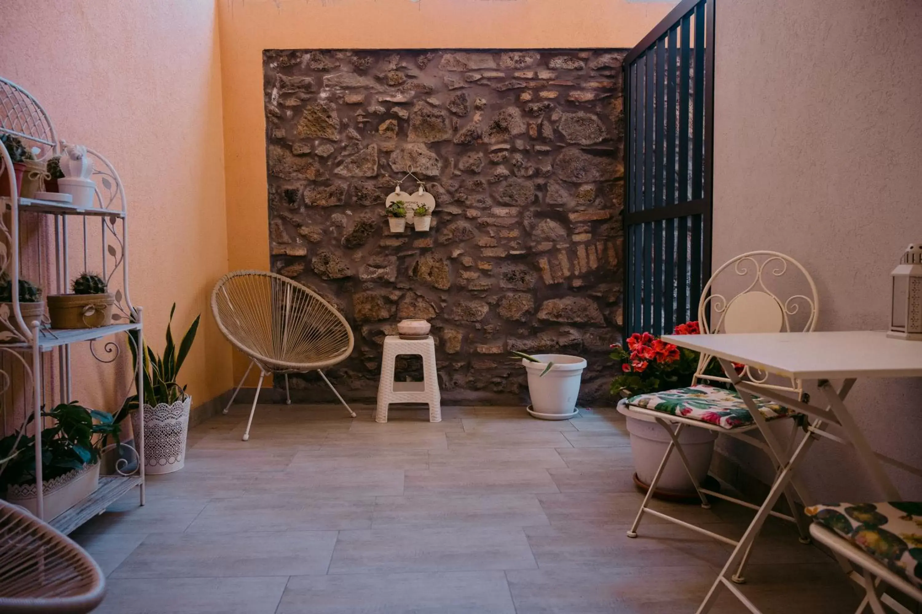 Garden, Seating Area in La Casa di Alma Luxury rooms