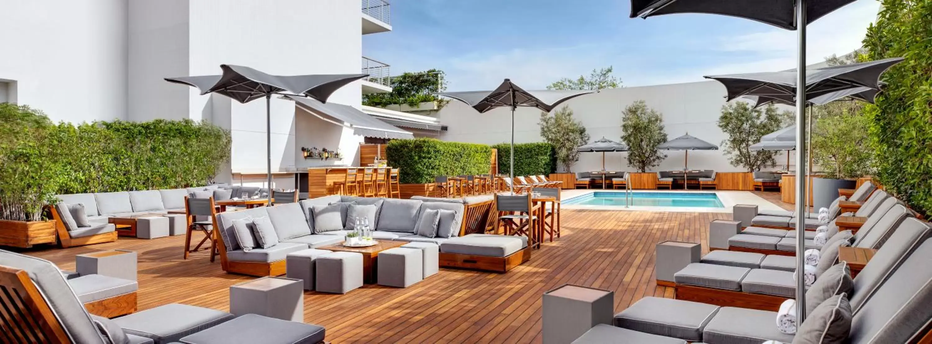 Swimming pool in Cameo Beverly Hills Swimming pool in Cameo Beverly Hills