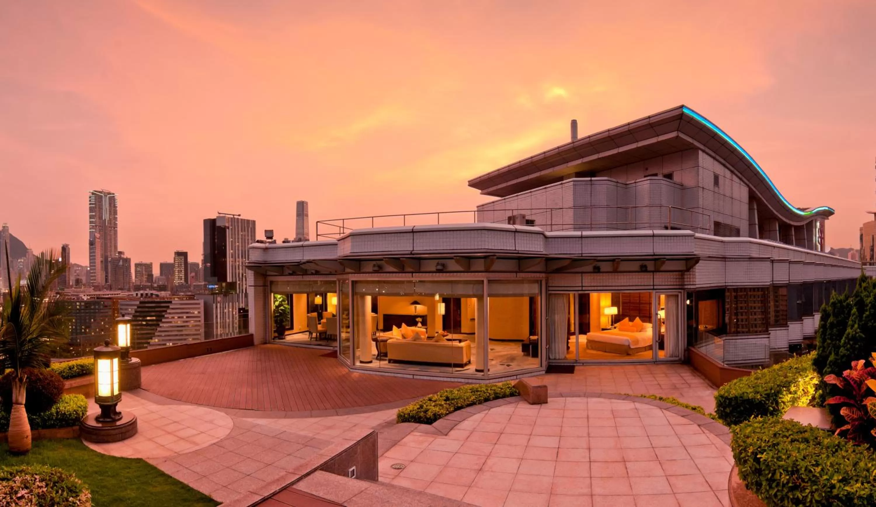 Facade/entrance in Harbour Plaza Metropolis