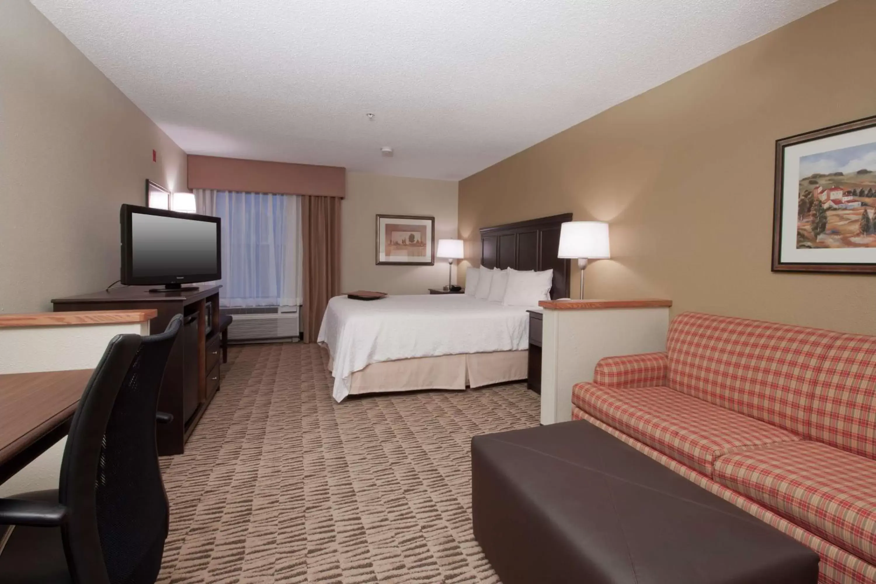 Bedroom, TV/Entertainment Center in Hampton Inn Jackson