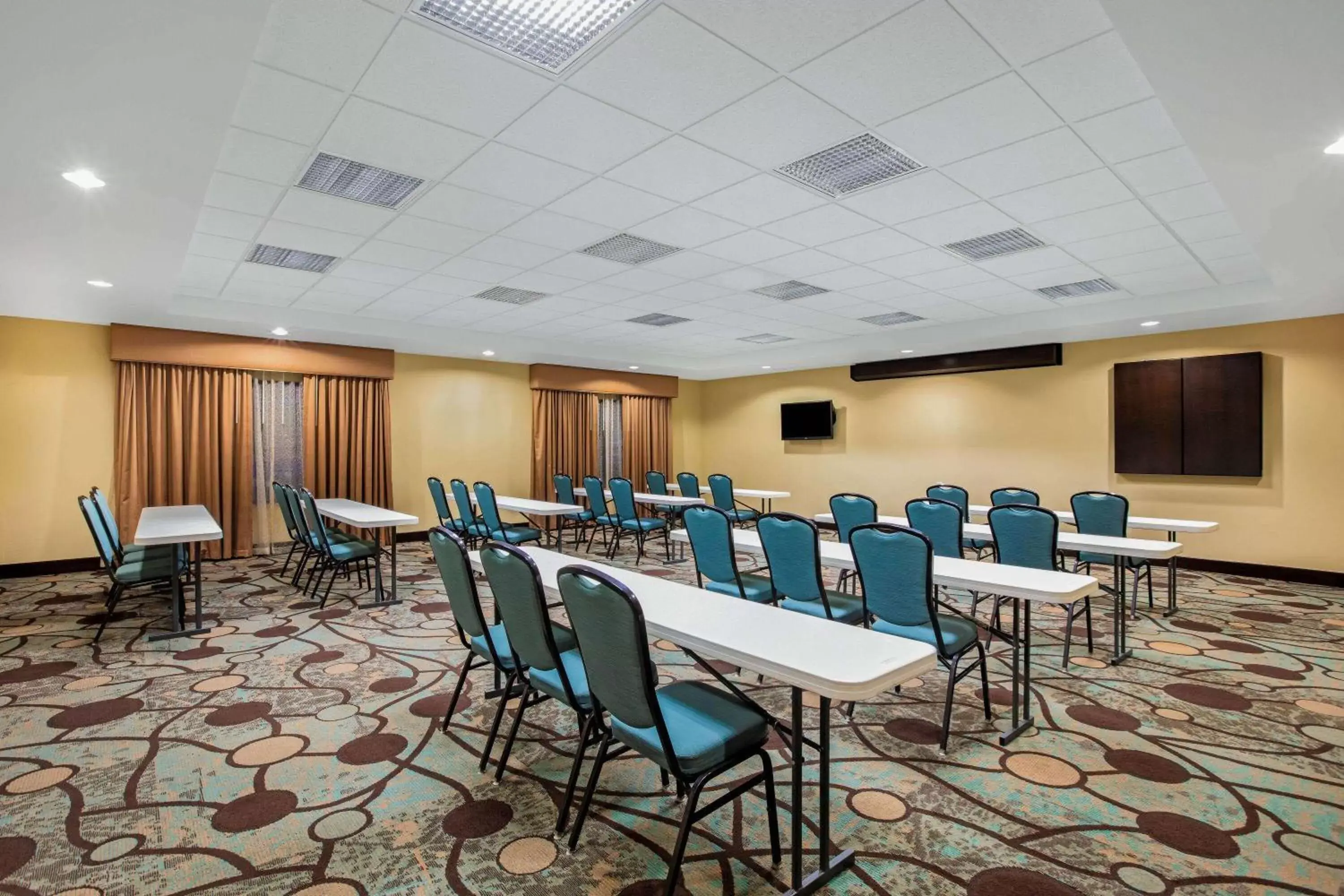 Meeting/conference room in La Quinta by Wyndham Sioux Falls