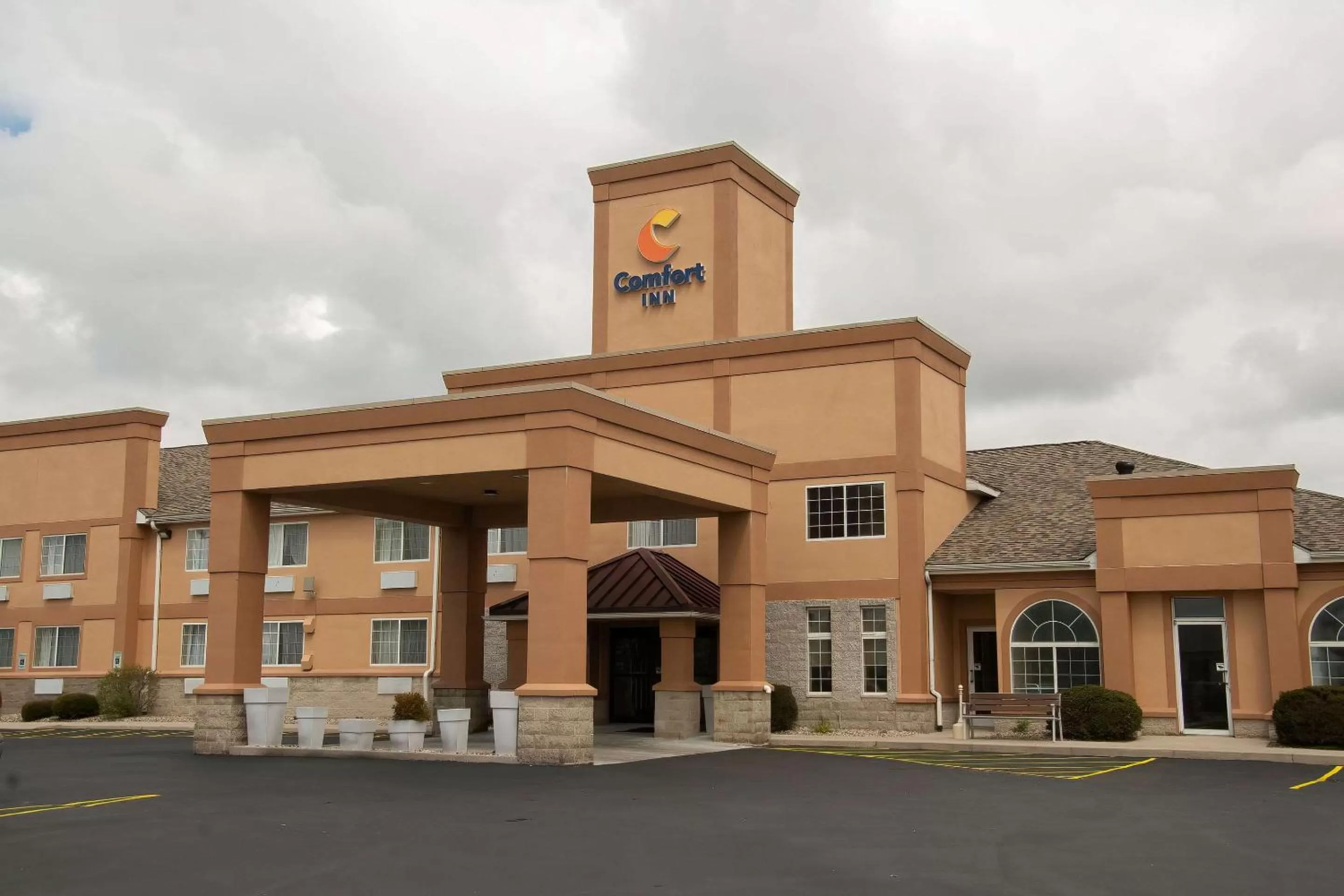 Property building in Comfort Inn Near Ouabache State Park