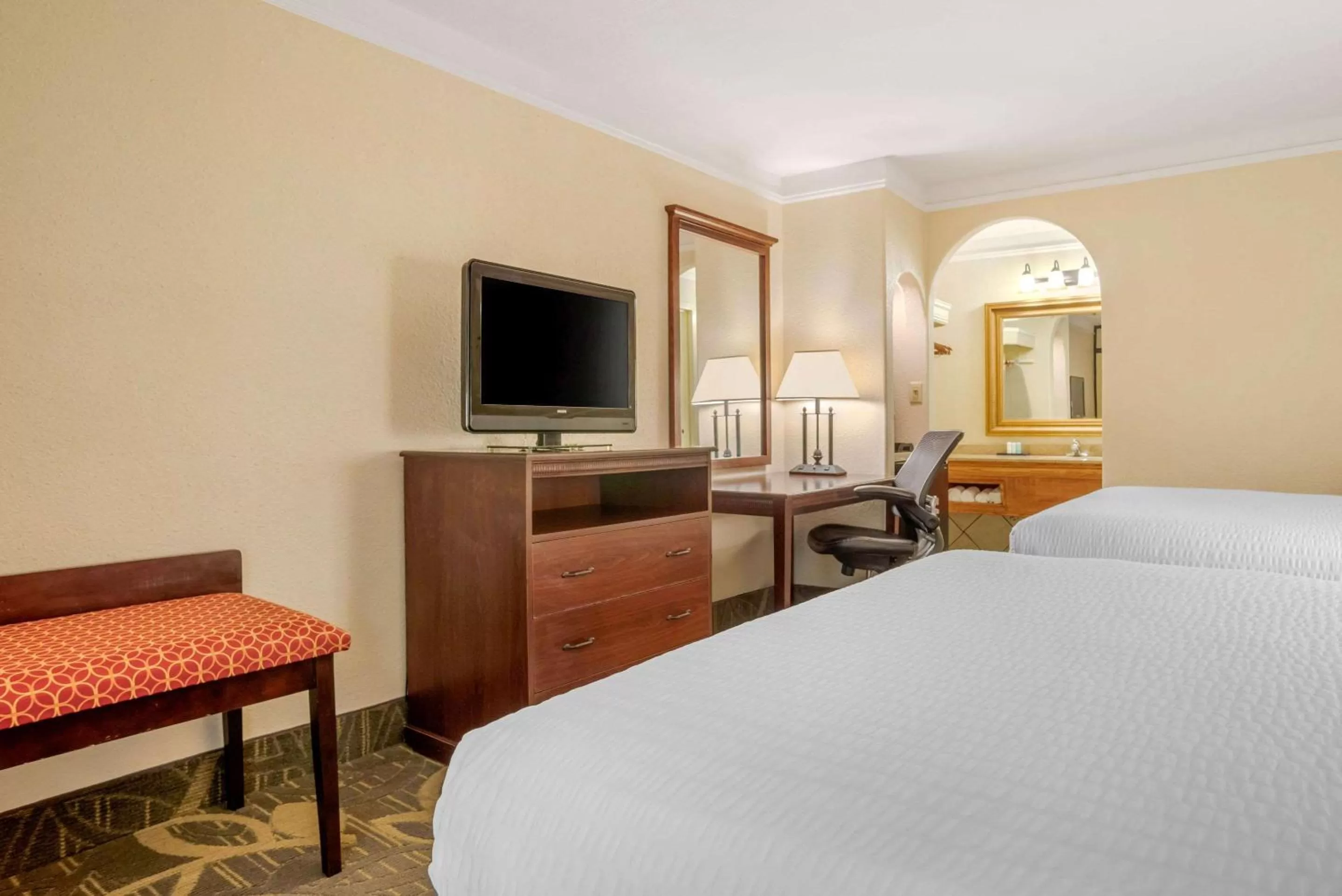 Photo of the whole room, Bed in Clarion Inn Conference Center