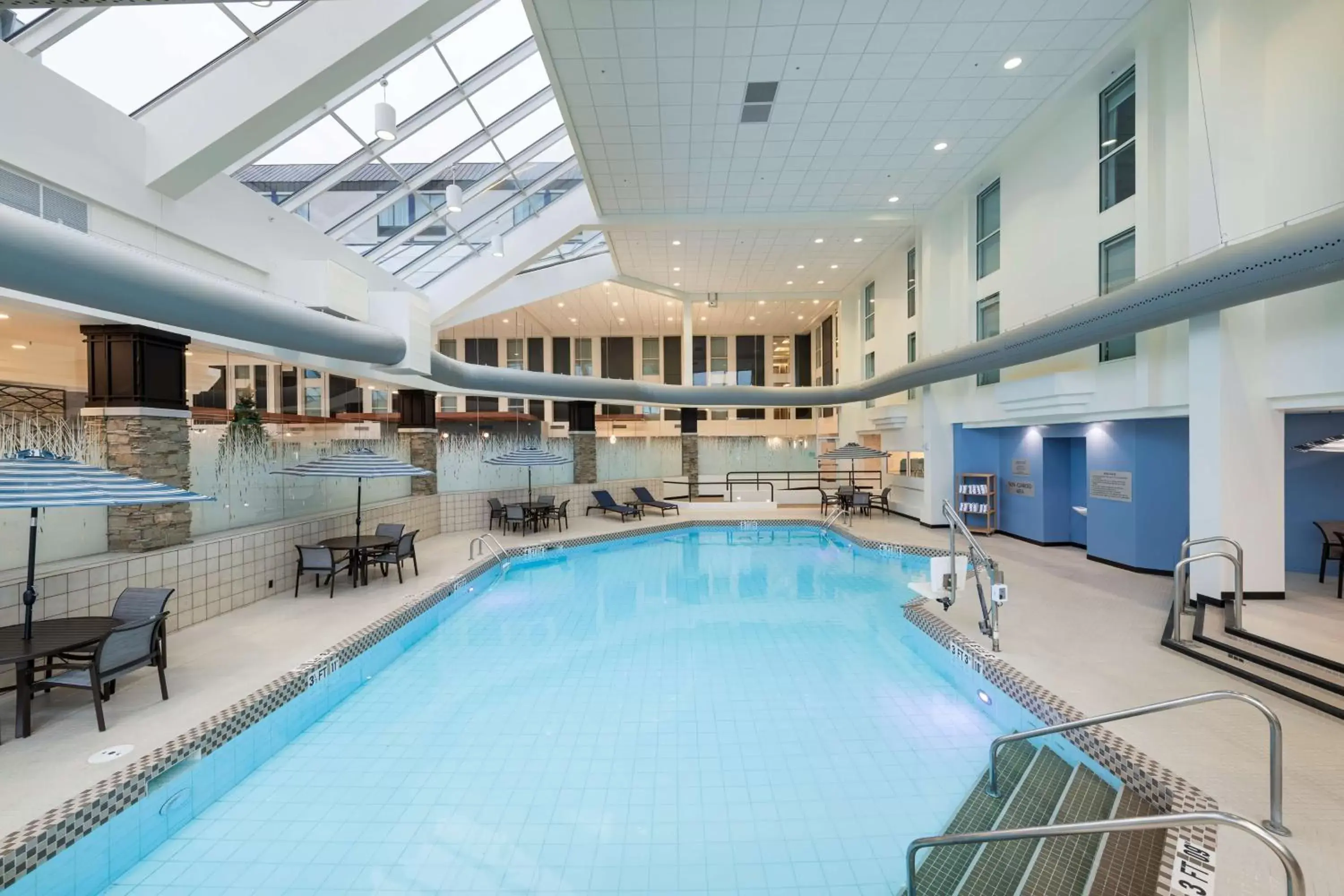 Pool view, Swimming Pool in Doubletree By Hilton Madison East