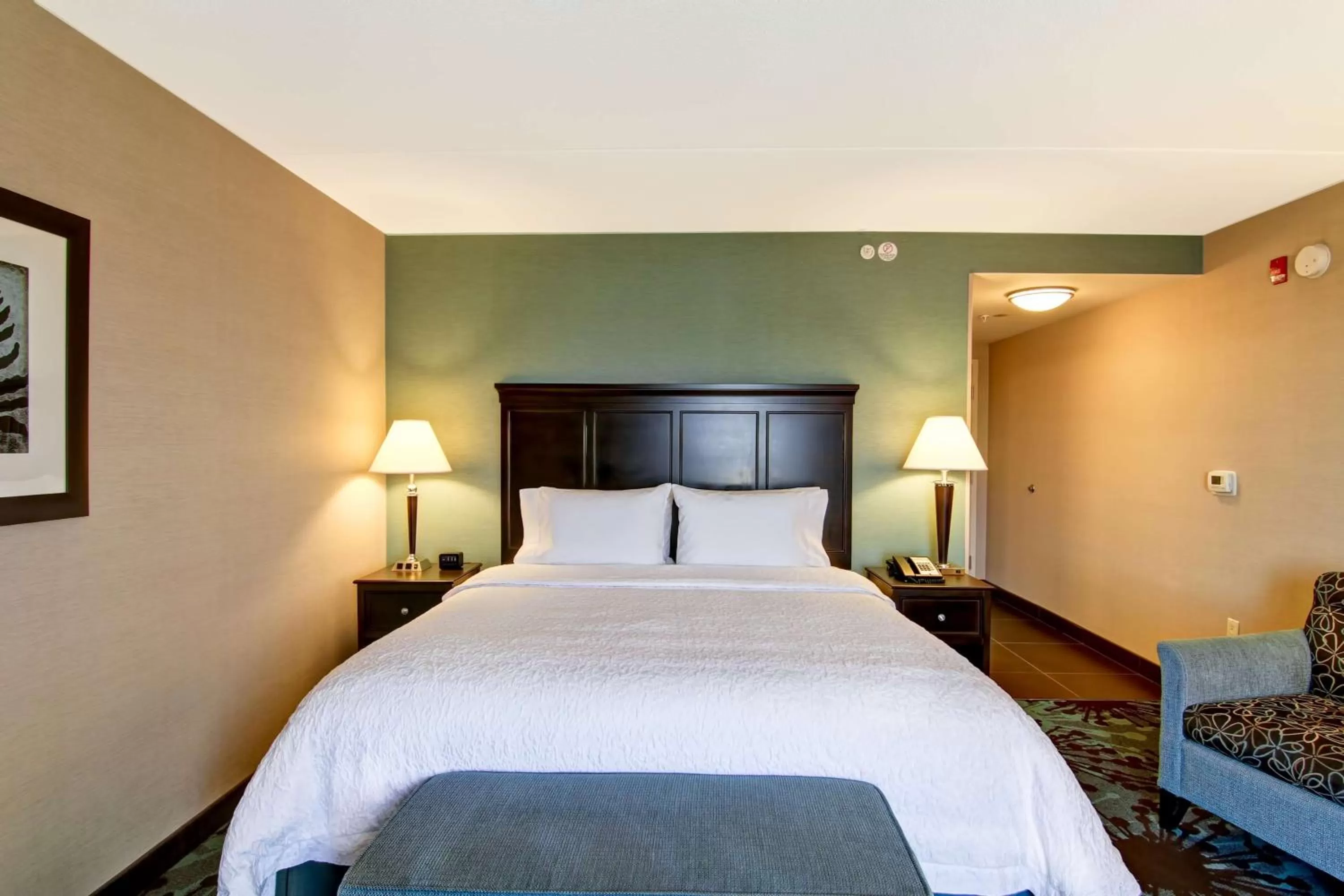 Bed in Hampton Inn by Hilton Toronto Airport Corporate Centre