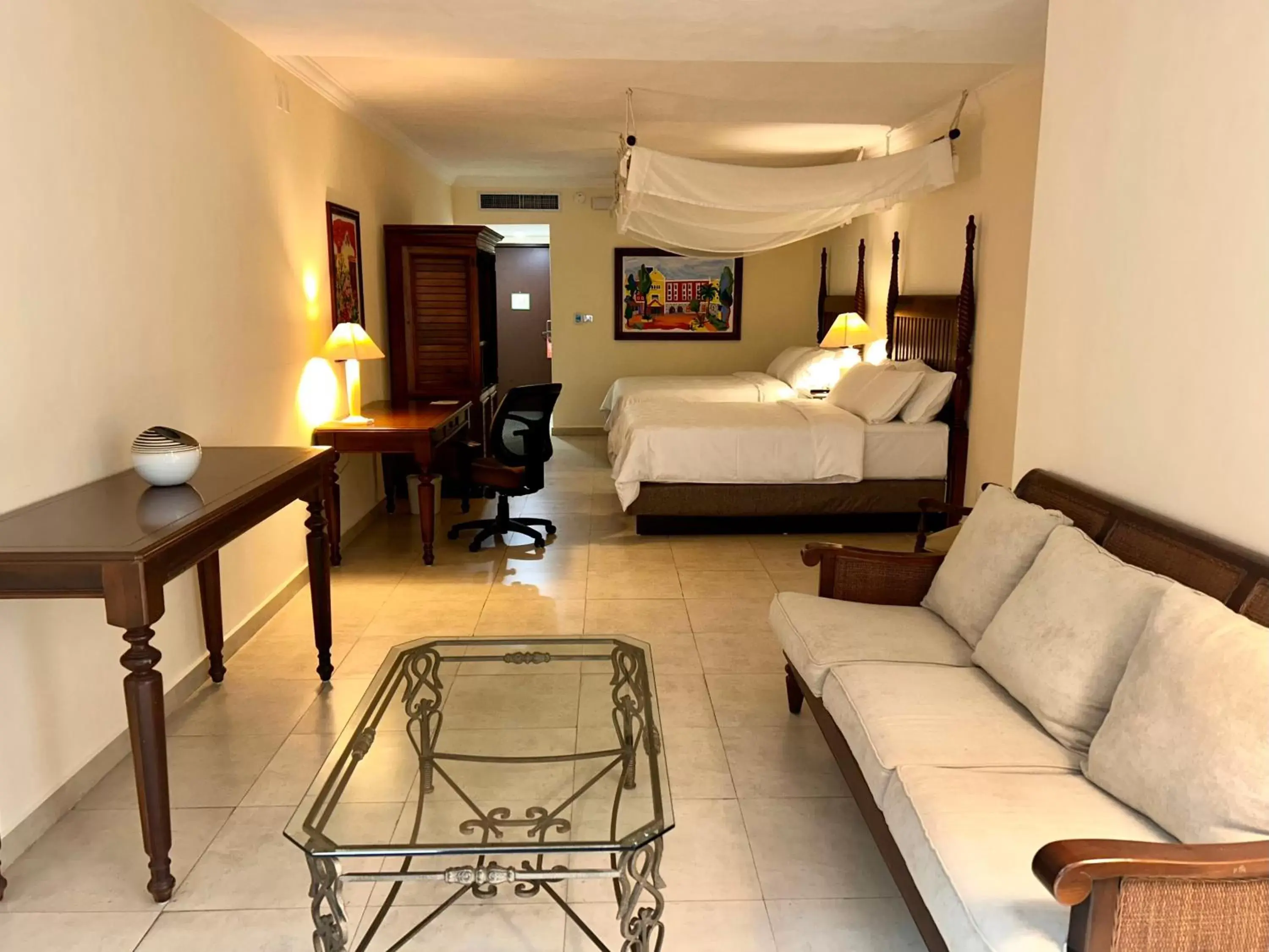 Bed, Seating Area in Holiday Inn Merida, an IHG Hotel