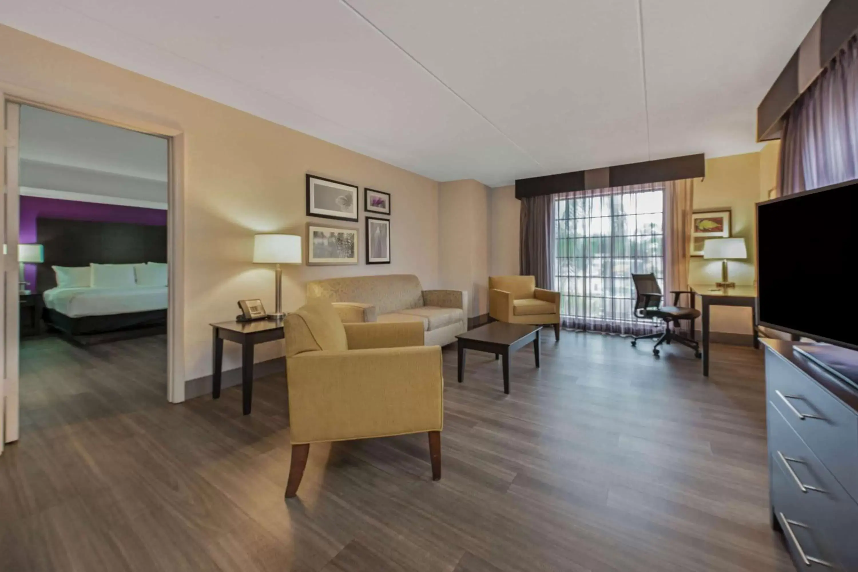 Photo of the whole room, Seating Area in La Quinta Inn by Wyndham Miami Airport North