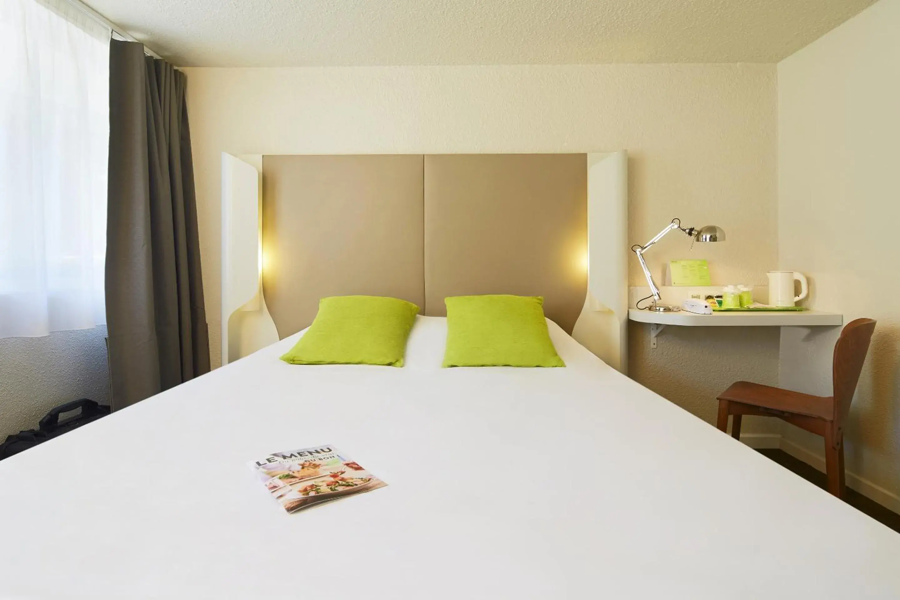 Bedroom, Bed in Campanile Hotel Compiegne