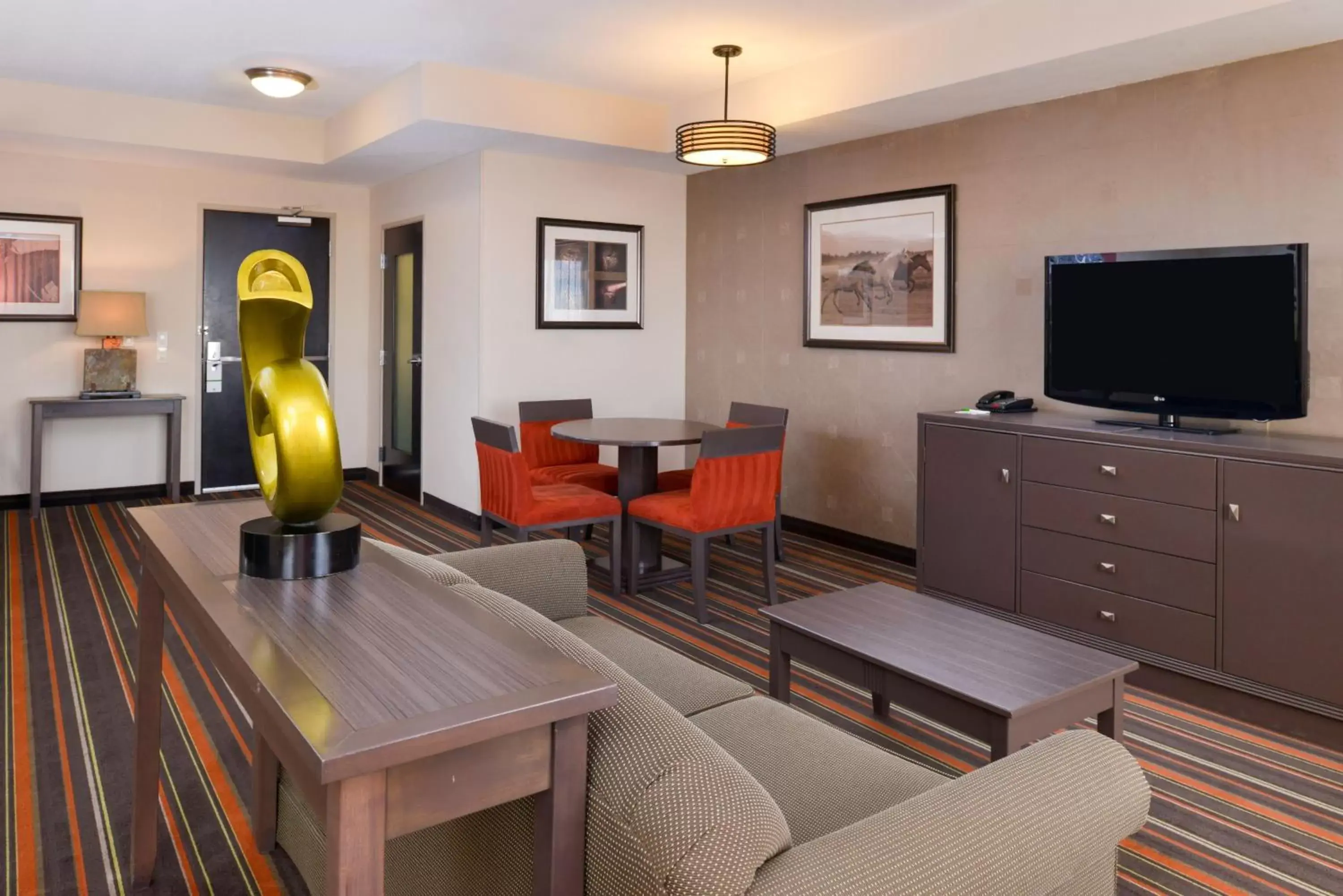 Photo of the whole room, Lounge/Bar in The Holiday Inn Amarillo West Medical Center, an IHG Hotel