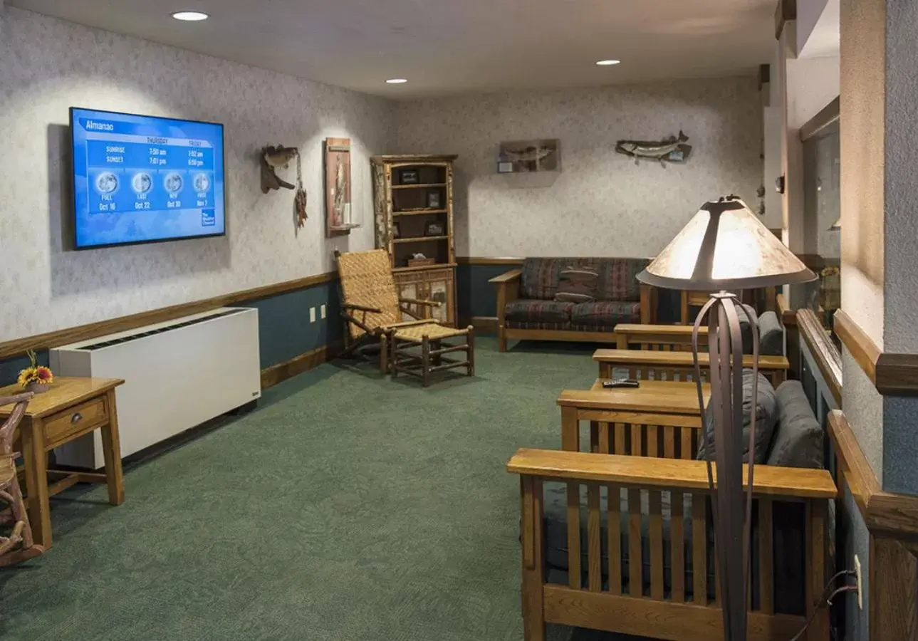 Communal lounge/ TV room in Potawatomi Inn & Cabins