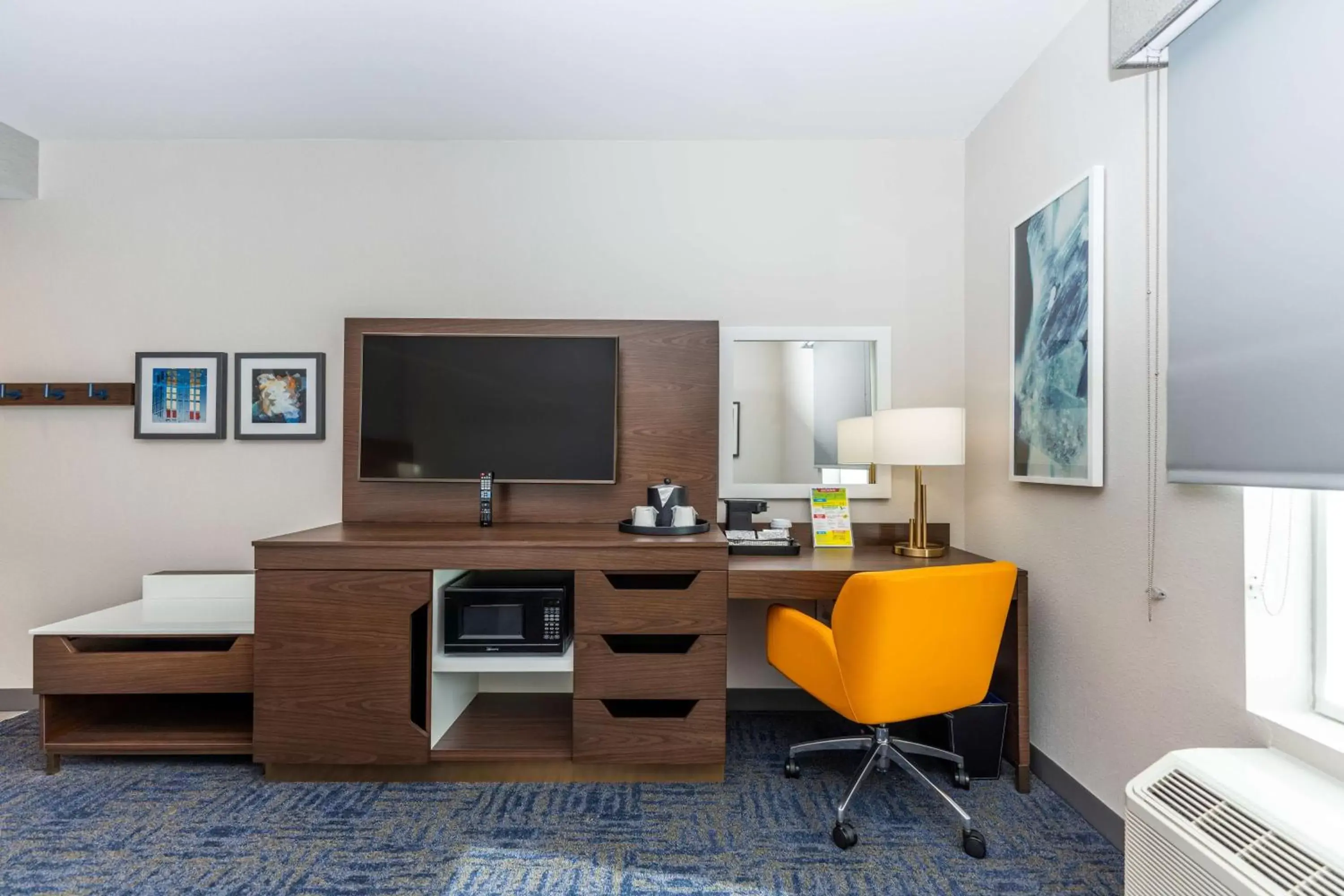 Bedroom, TV/Entertainment Center in Hampton Inn & Suites Sugar Land, Tx