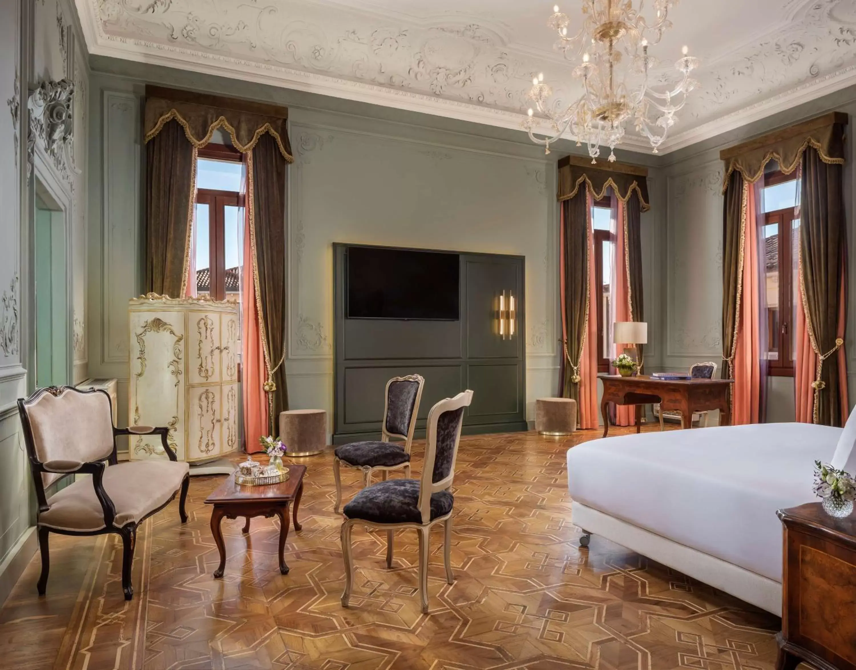 Bedroom, TV/Entertainment Center in NH Collection Grand Hotel Palazzo Dei Dogi